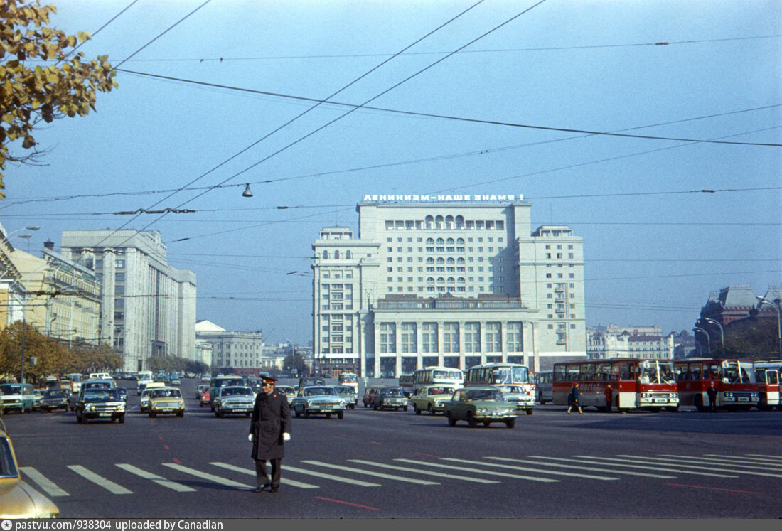 Кадры москвы. Манежная площадь 80-е. Манежная площадь 80е годы. Манежная площадь 1980г. Манежная площадь в 80 годы.