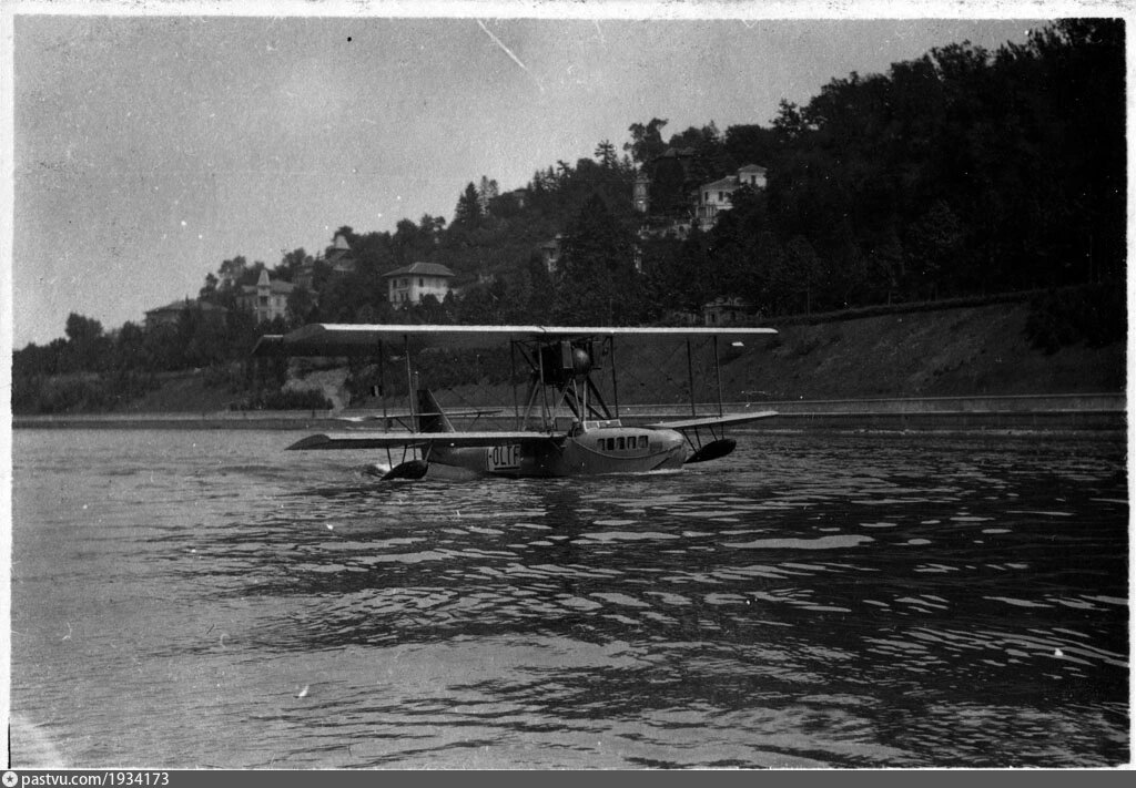 Idroscalo di Torino, idrovolante in flottaggio per andare all'ormeggio