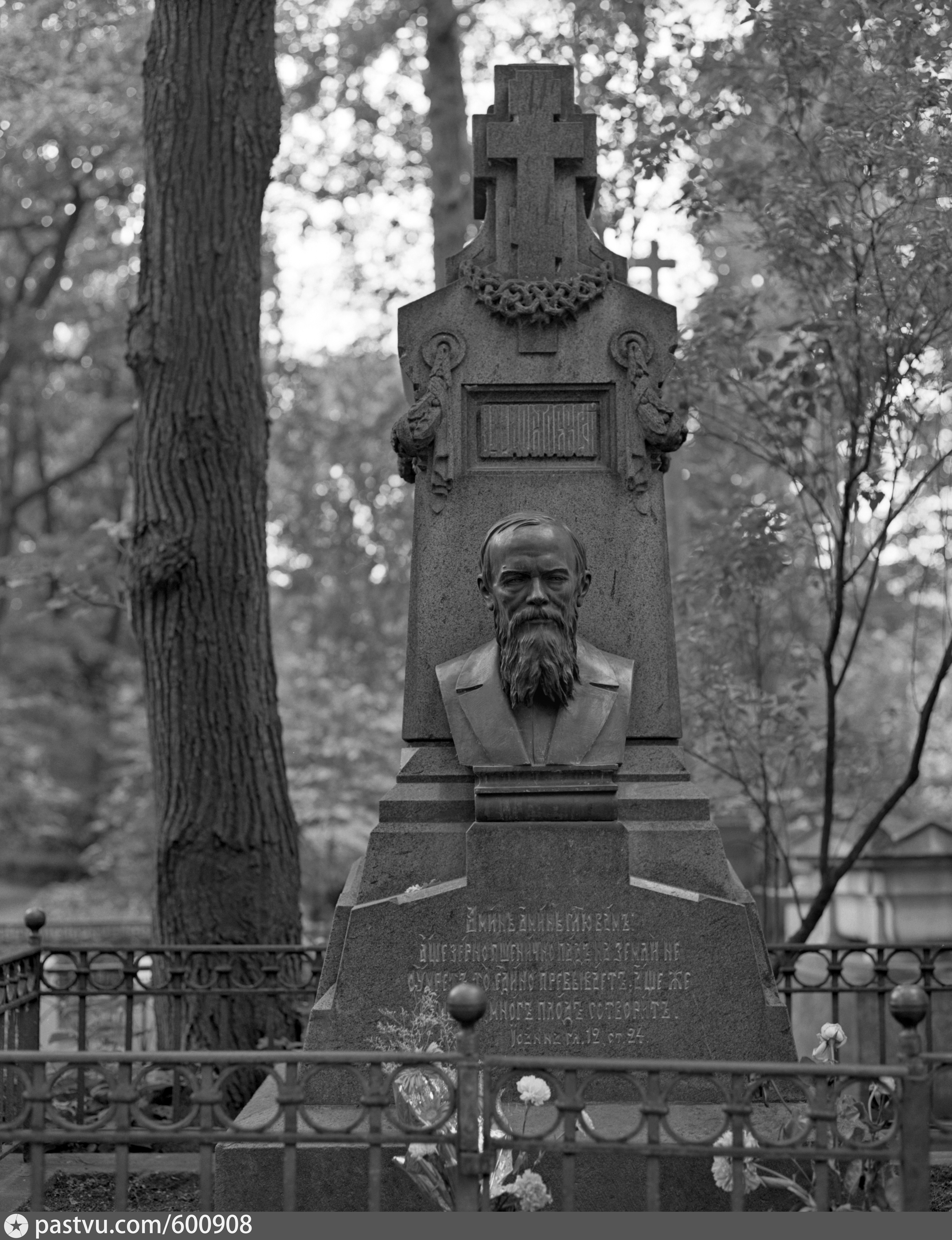 Тихвинское кладбище Александро-Невской Лавры Достоевский