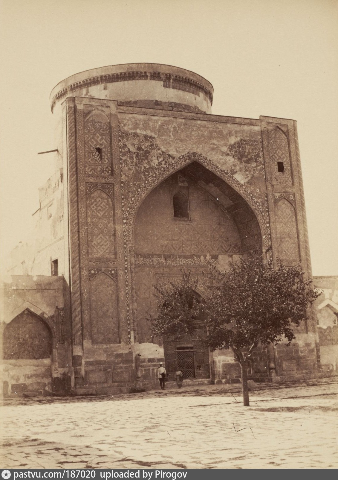 При входе в мечеть. Самарканд мечеть Тилля кари. Самарканд 1900. Мадраса Самарканд. Самарканд 19 век.