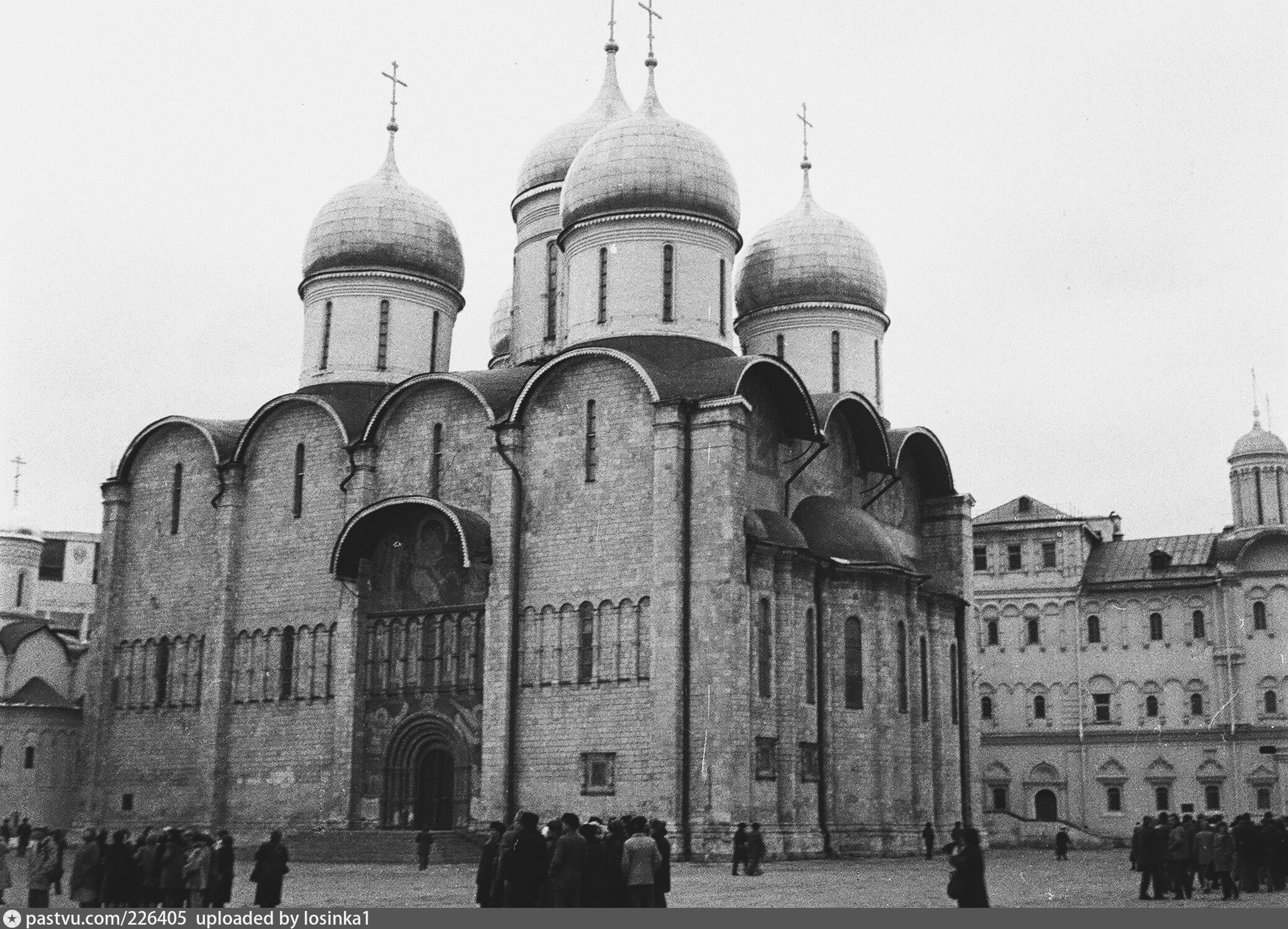 Первый храм в москве. Успенский собор Московского Кремля. Успенский собор Московского Кремля 15 век. Успенский собор Московского Кремля 14 век. Успенский собор в Москве чб.