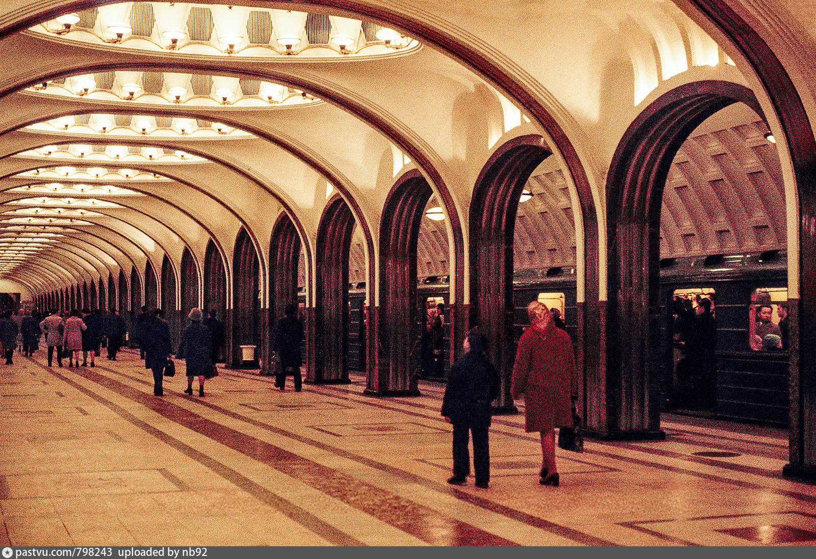 Девушки метро маяковская. Маяковская станция метро Москва. Станция Маяковская СССР. Станция Советская Московского метрополитена. Метро Московское СССР 80е.