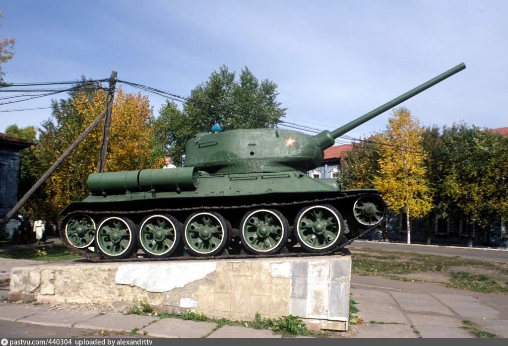 Танк-памятник Т-34-85 из сибирского города Тары Т-34,танки,Омская область,военное