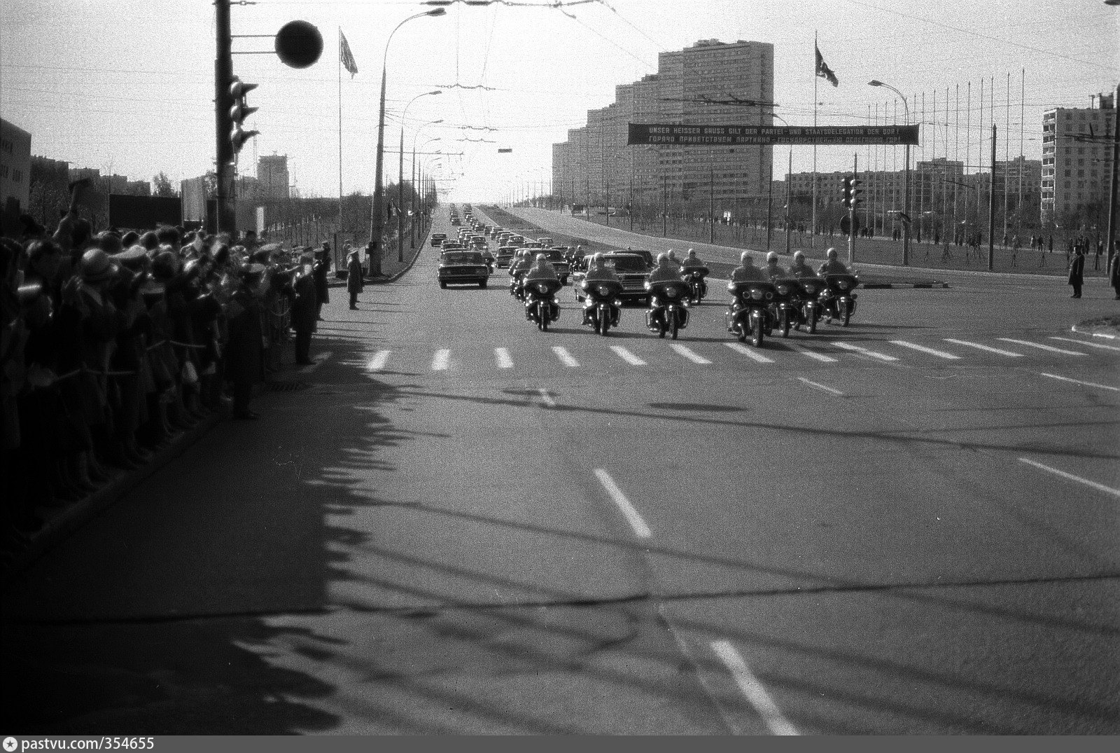 Москва 1975. Кортеж Хонеккера 1975. Кортеж Брежнева. Правительственный кортеж Брежнева СССР. Ленинский проспект 1975.