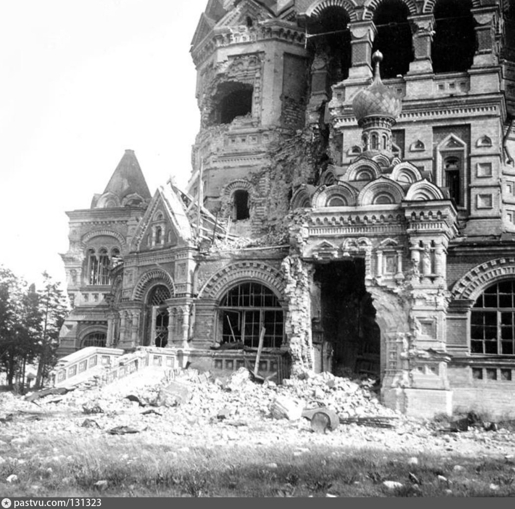 Разрушенный санкт петербурга. Петергоф 1945.