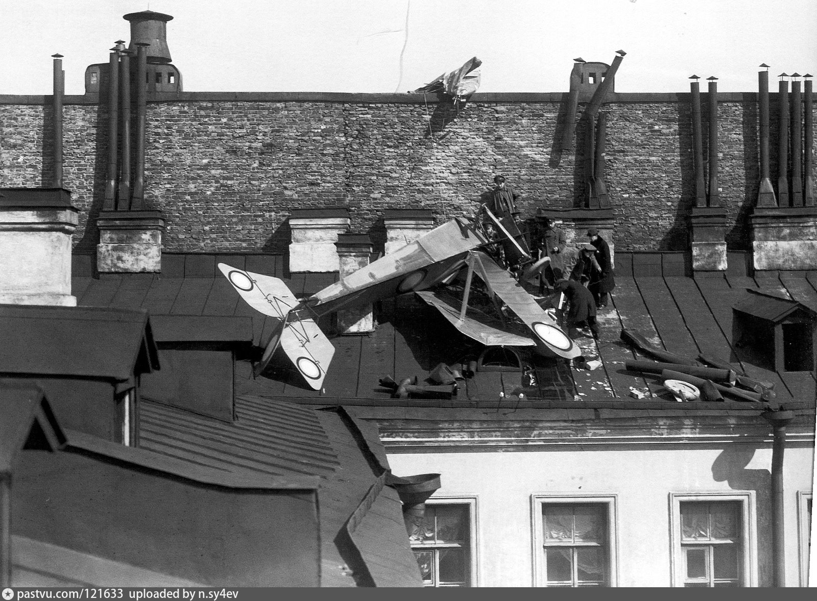 Полеты 1 мая. Самолет 1 мая Петроград 1918. Крыша самолета. Самолёт врезался в крышу. Истребитель врезался в дом.