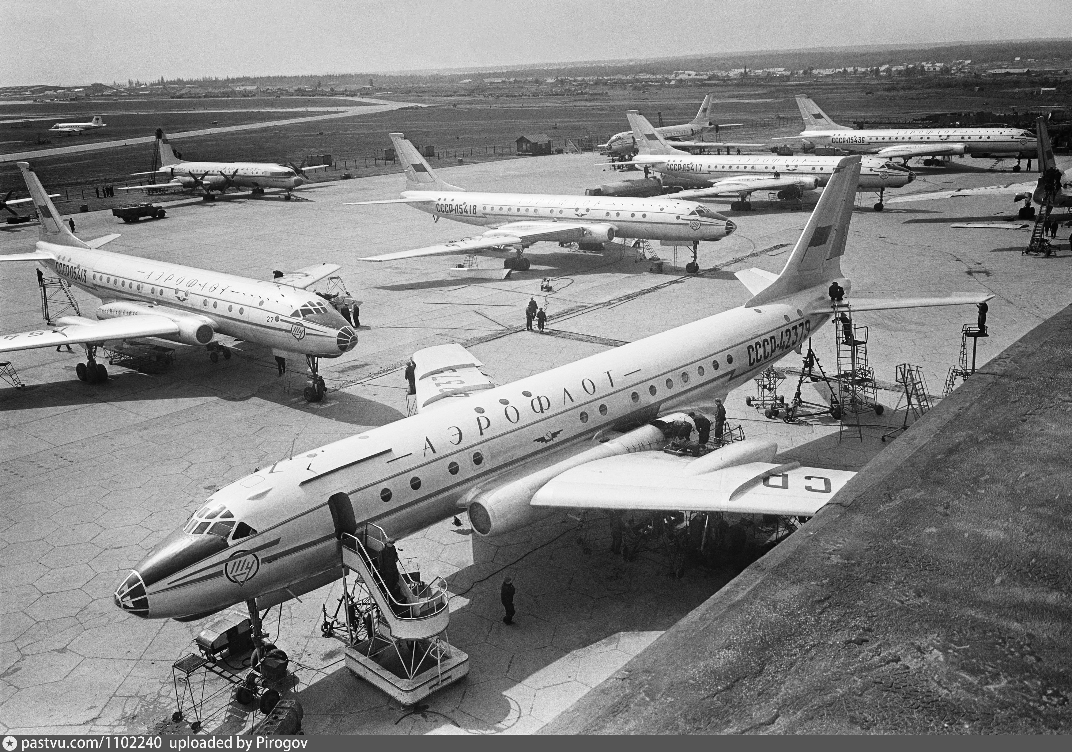 Первый пассажир самолета. Ту-104 пассажирский самолёт. Ту-104 1955. Первый турбореактивный пассажирский лайнер ту-104. Пассажирский лайнер «ту-104».