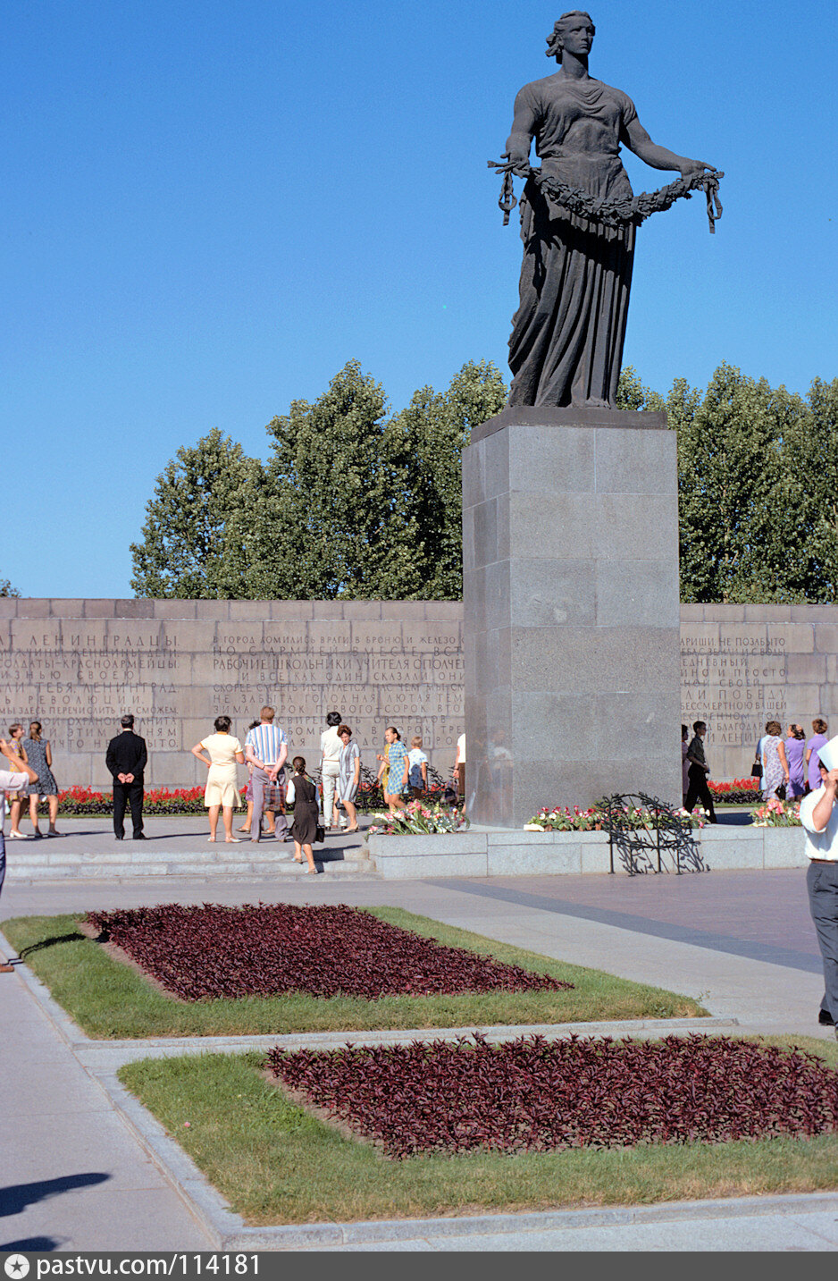 пискаревский мемориал в санкт петербурге