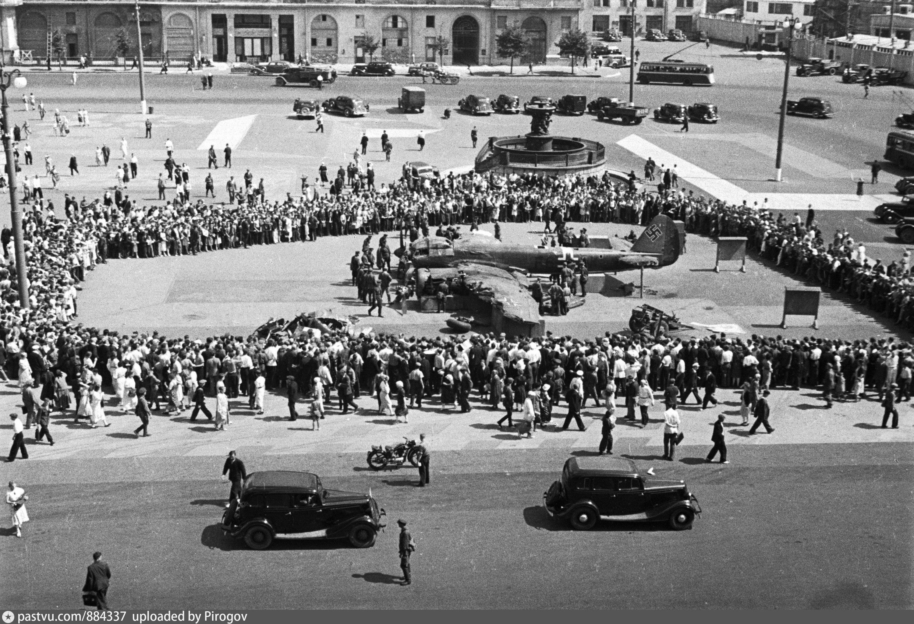 Москва летом 1941. Бомбардировка Москвы 1941. Сбитый немецкий самолет в Москве 1941. Налеты немецкой авиации на Москву в 1941 году. Бомбардировщик Юнкерс на площади Свердлова 1941.