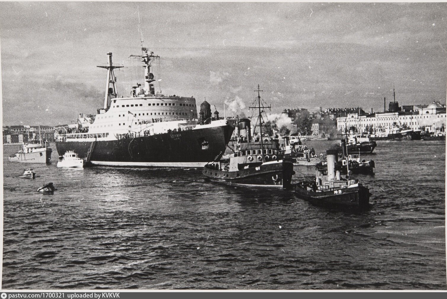 Рб 17. Атомоход-ледокол «Ленин» 1959. Ледокол Ленин на Неве. Атомный ледокол Ленин 1959. Паровые буксиры на Неве.