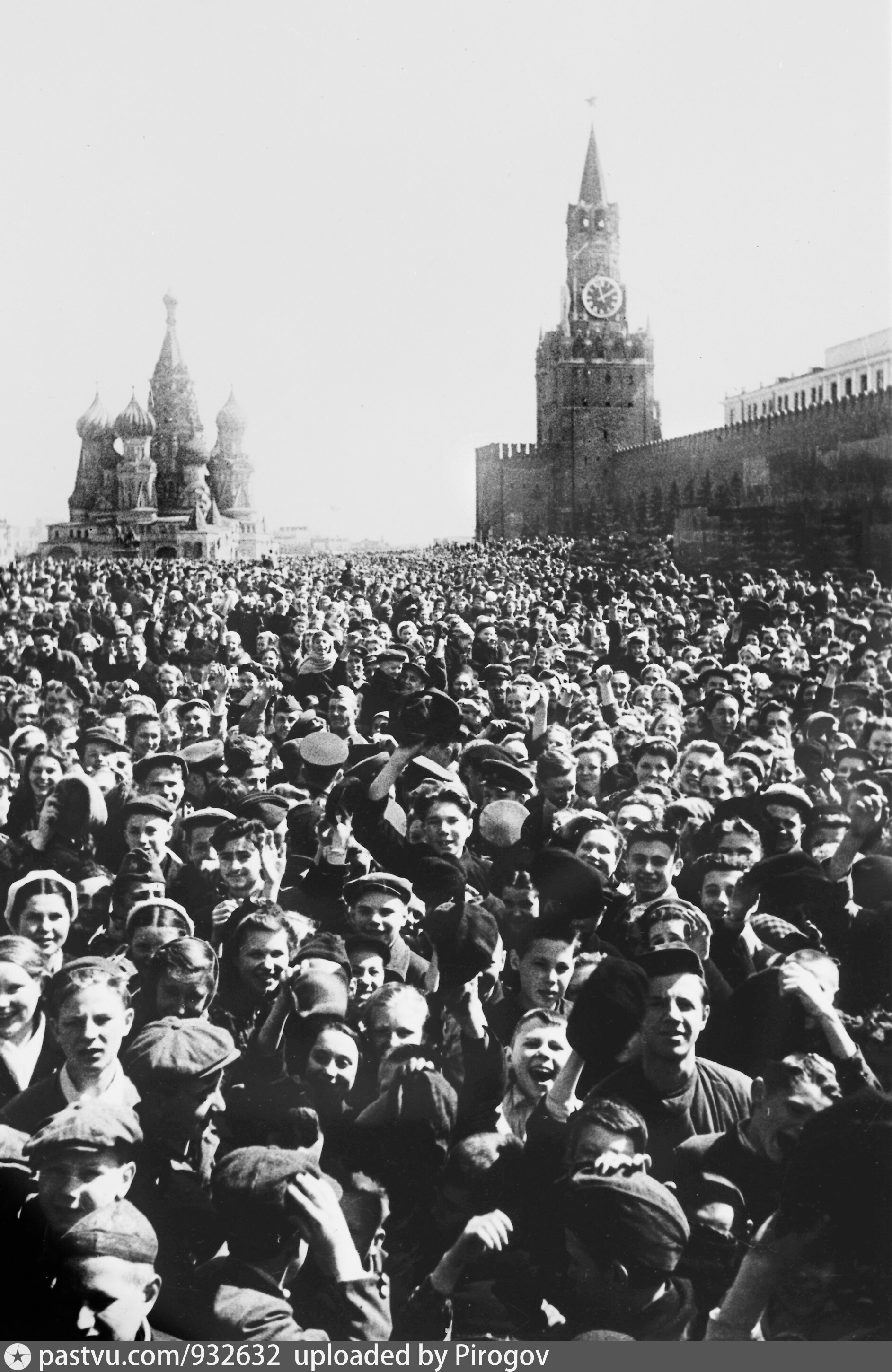 Салют Победы 1945 года на красной площади