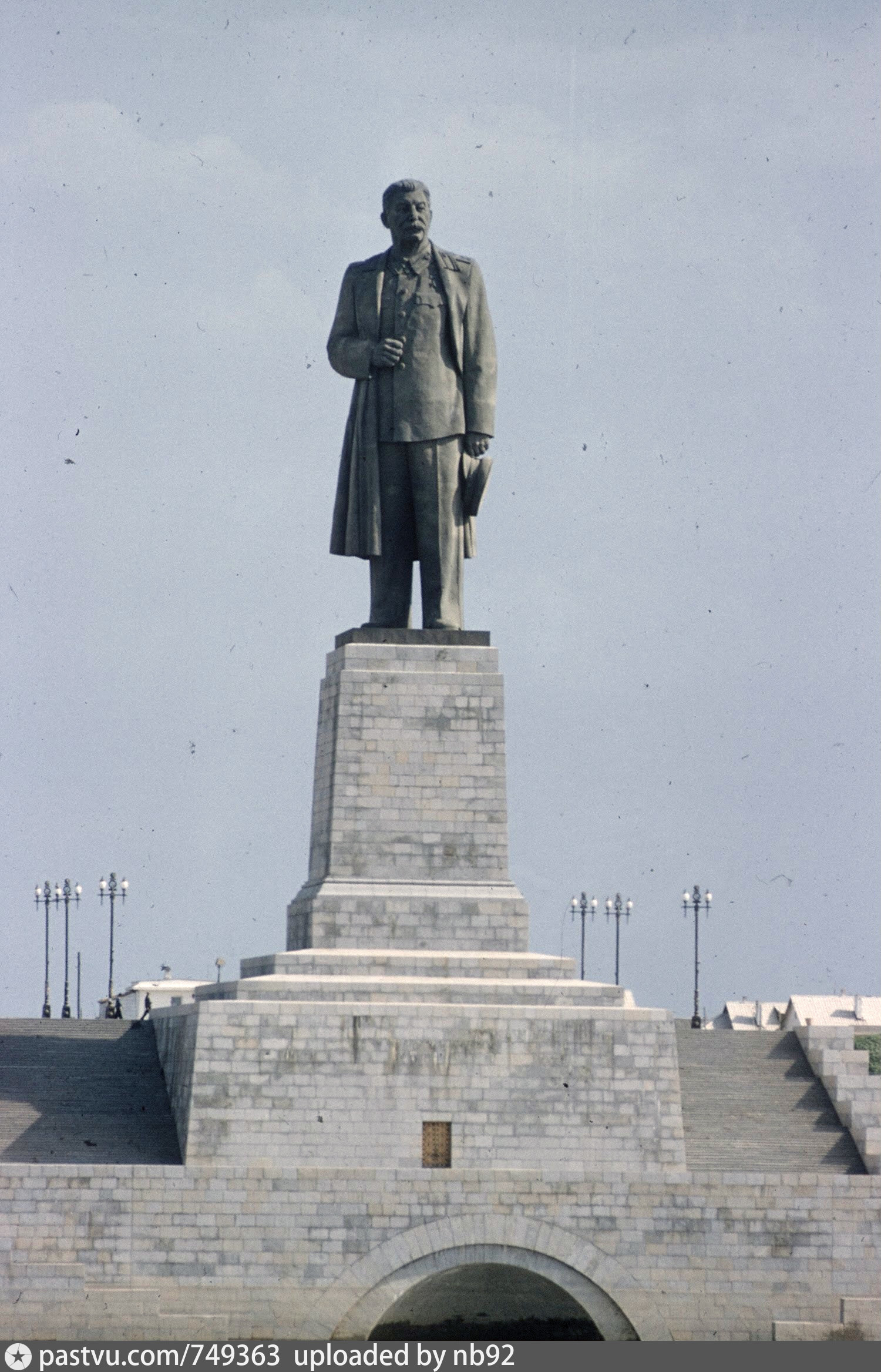 Памятник ленину красноармейский. Памятник Сталину Волгоград Волго-Донской канал. Волго-Донской канал статуя Сталина. Вучетич памятник Сталину. Монумент Сталина на Волго Донском канале.