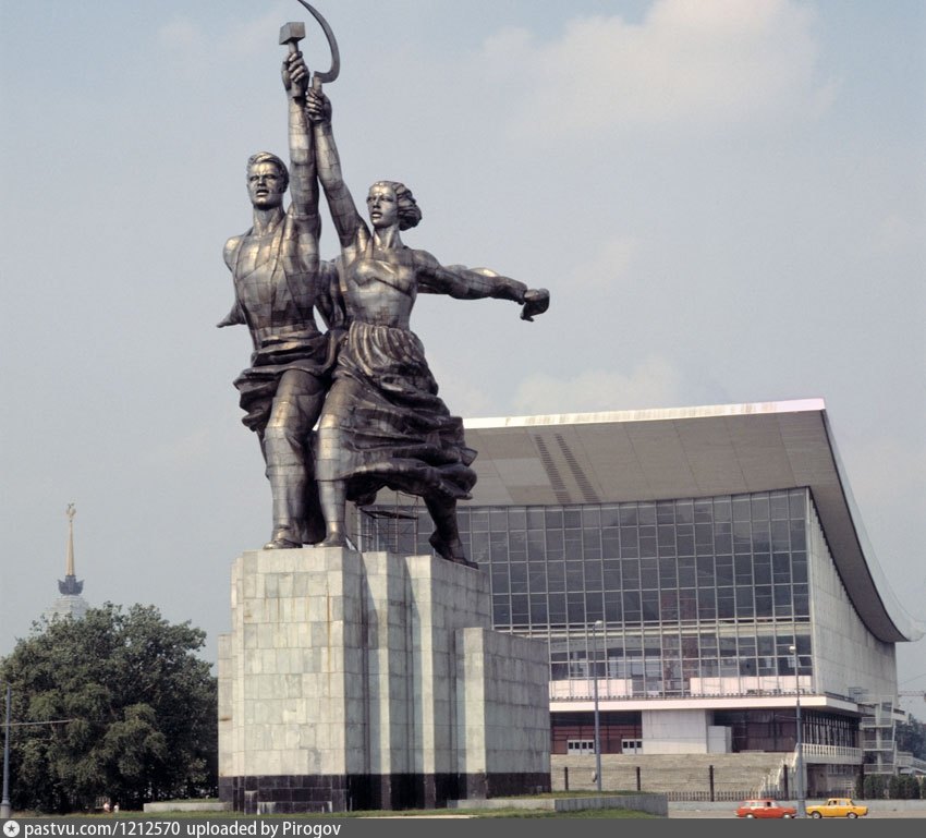 Вднх памятник рабочий. ВДНХ статуя рабочий и колхозница. ВДНХ памятник колхознице. Памятник Мухиной на ВДНХ. Павильон рабочий и колхозница на ВДНХ.