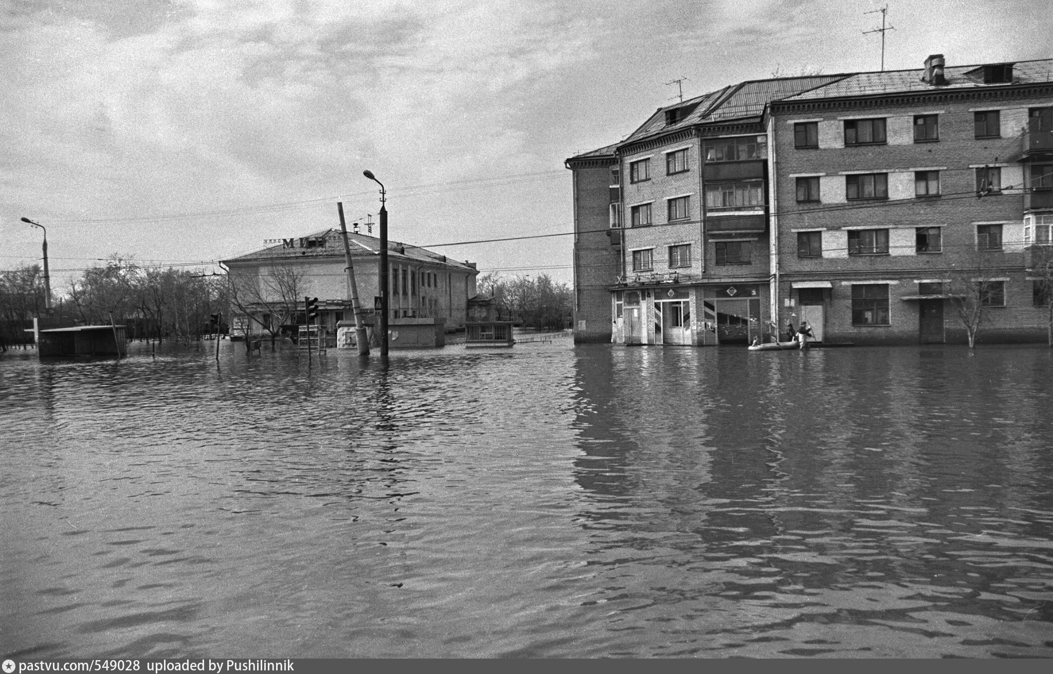 Наводнение в городе кургане. Наводнение в Кургане 1994. Наводнение в Кургане в 1994 году. Наводнение Курган 1994 год Курган. Наводнение в Кургане 1994 фото.