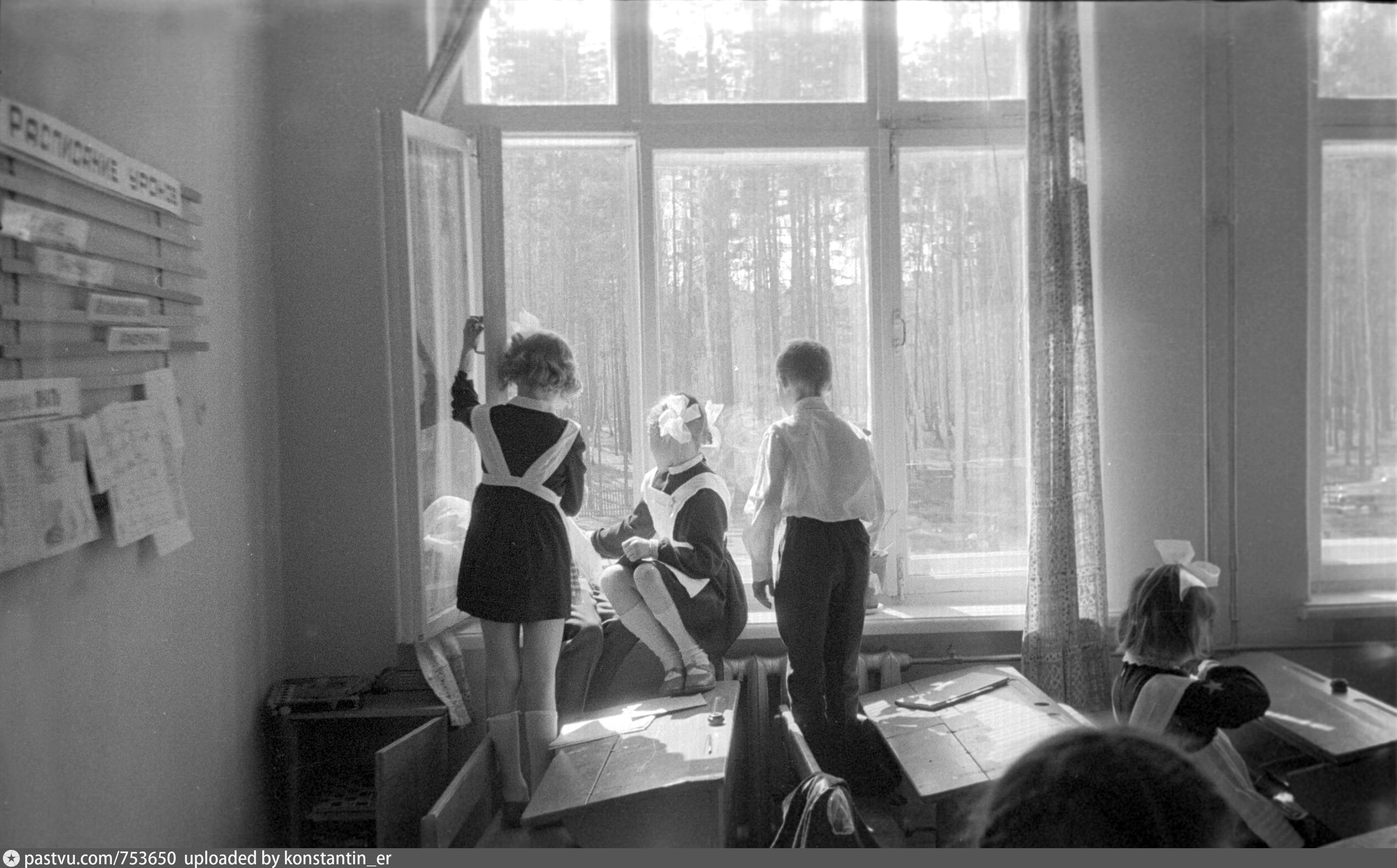 Окна первая любовь. Школьное окно. Окно в классе. Советские окна в школах. Вид из школьного окна.