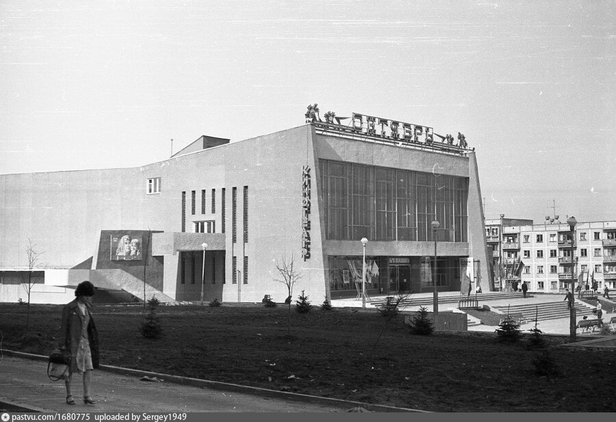 Старый октябрь. Чебоксары кинотеатр мир 80е годы. Кинотеатр октябрь Чебоксары. Чебоксары 70-е годы. Кинотеатр мир в Чебоксарах 70- е годы.