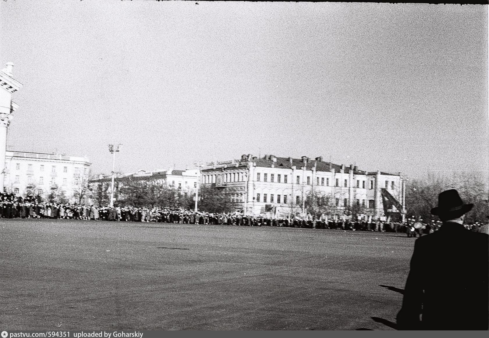 Ленина старая. Площадь Ленина старые фото. 1 Июня 1958 площадь Ленина. Демонстрация Кострома pastvu. Старые фотографии пензенских демонстраций.