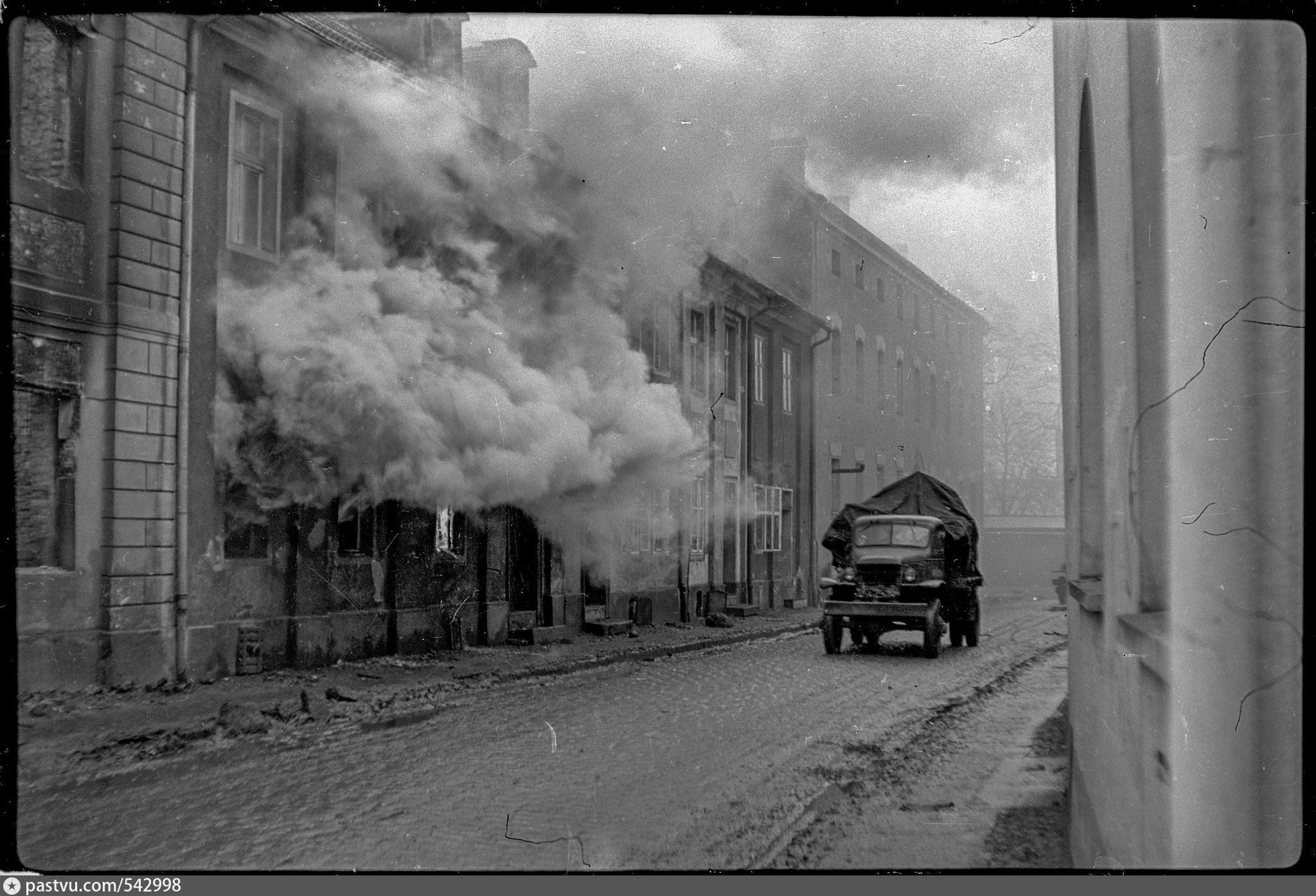 Сколько лет берлину. Берлин 1945 год. Горящий Берлин 1945. Горящие здания Берлина 1945. Фоминский Берлин 1945.