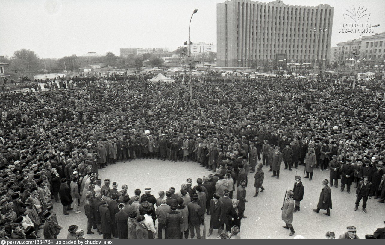 Зикр ля. Штурм президентского дворца в Грозном 1995. Зикр Грозный 1994. Президентский дворец Грозный 1991. Дворец Дудаева 1995.