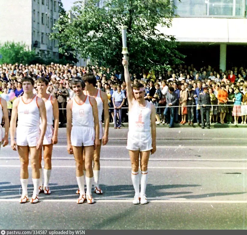 Остальные 80. Встреча олимпийского огня в Москве 1980 год. Факел олимпийского огня в Москве 1980г. Факел эстафеты олимпийского огня Московской олимпиады 1980г. Олимпиада 1980 эстафета олимпийского огня.