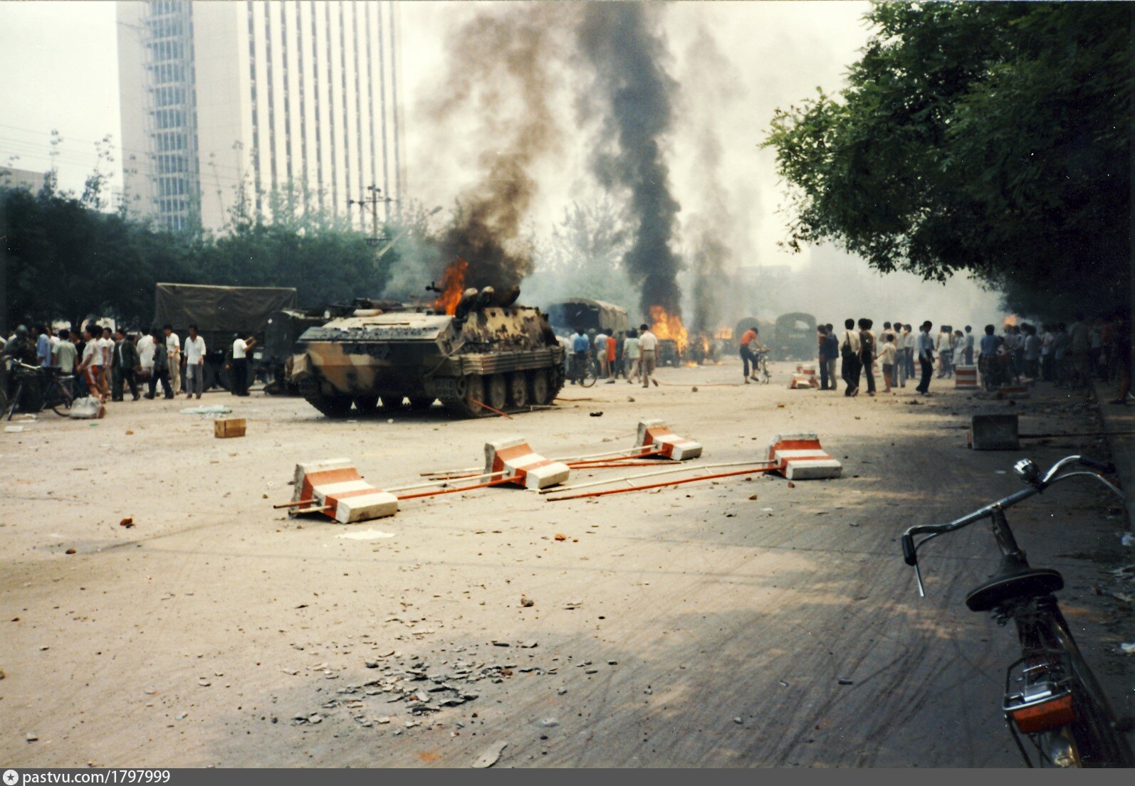 События на площади тяньаньмэнь в 1989 году. Площадь Тяньаньмэнь 1989. События на площади Тяньаньмэнь в Пекине 1989 года. Площадь Тянь Ань Мынь 1989. Пекин площадь Тяньаньмэнь 1989 год.