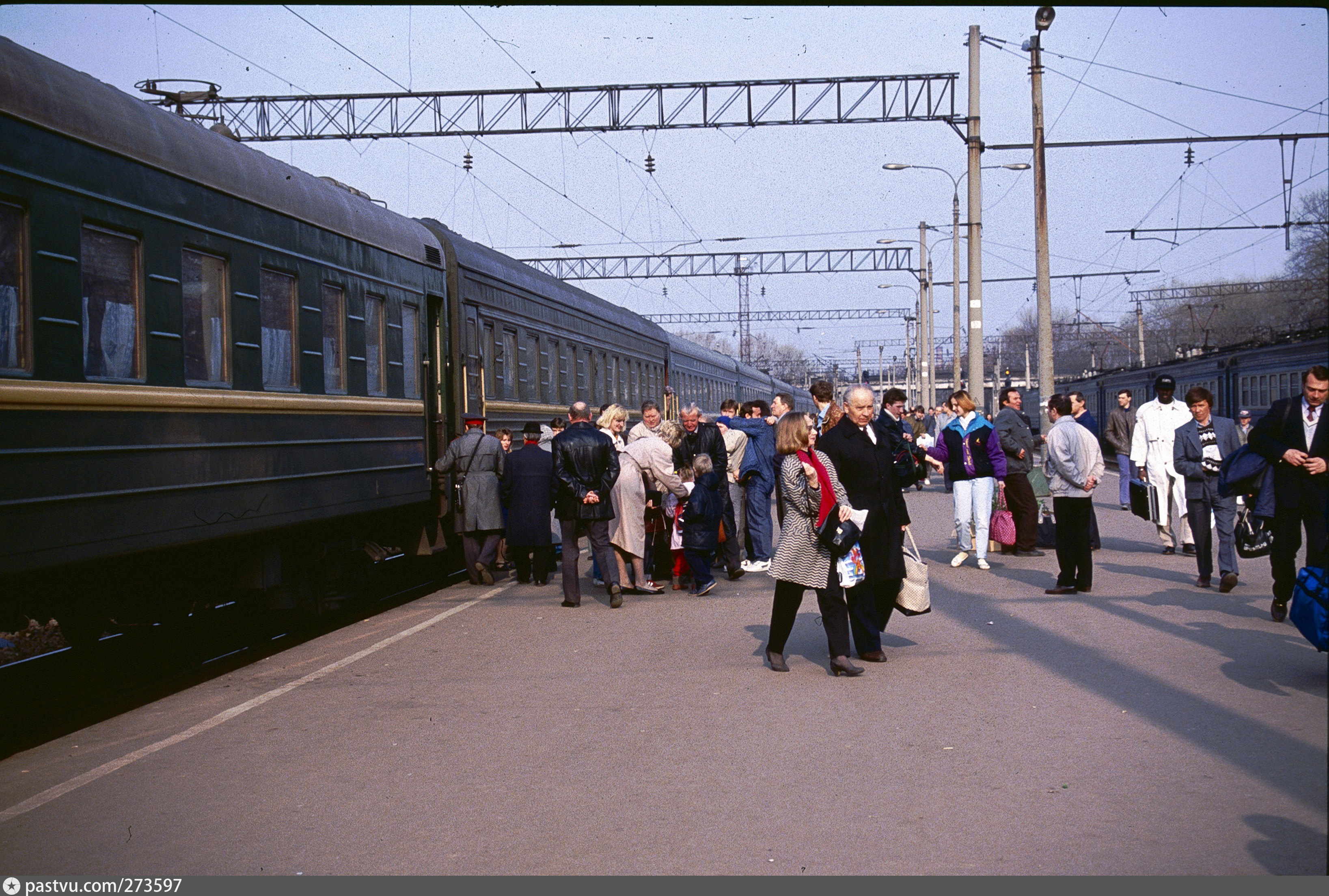 Город советский станция. Железнодорожный перрон, Саратове. Перрон вокзала. Поезд на вокзале. Поезд на перроне.