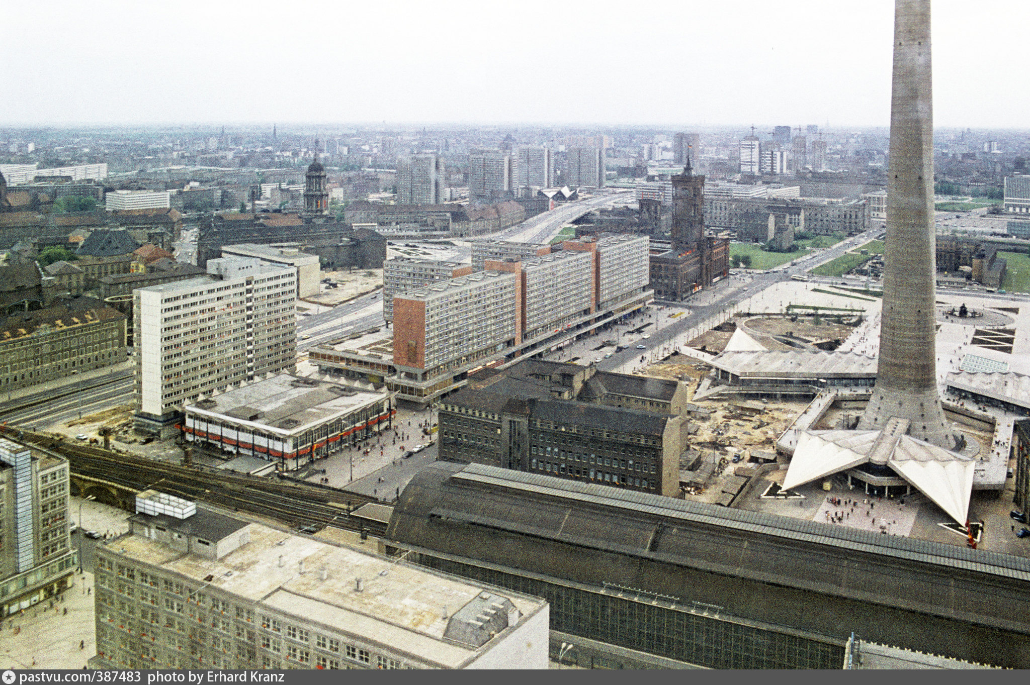 Западный берлин. Западный Берлин 1970. Восточный Берлин 1970. ГДР архитектура Восточный Берлин. Западный и Восточный Берлин 1960 год.