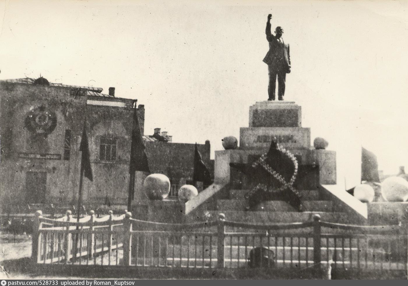 Брянск во время великой отечественной. Карачев статуя Ленина. Карачев Брянская область в годы войны. Памятник Сталина в Карачеве. Памятник Ленину в Карачеве.