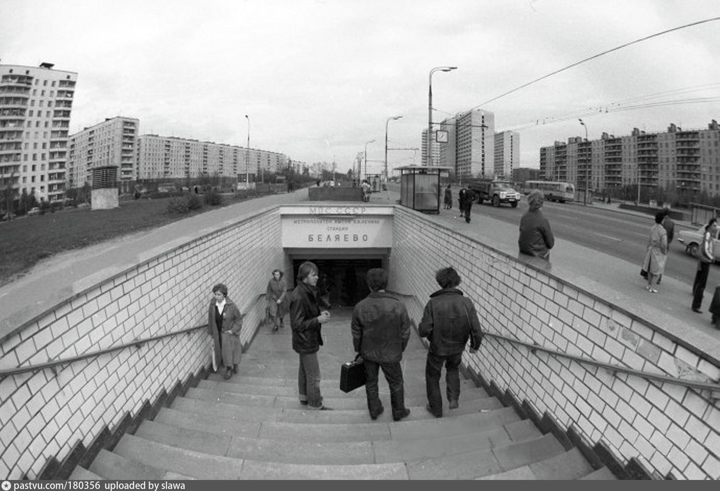 Юго западная ясенево. Станция метро Беляево 1974. Метро Беляево 1990. Станция метро Беляево Москва. Метро Коньково 1990 год.