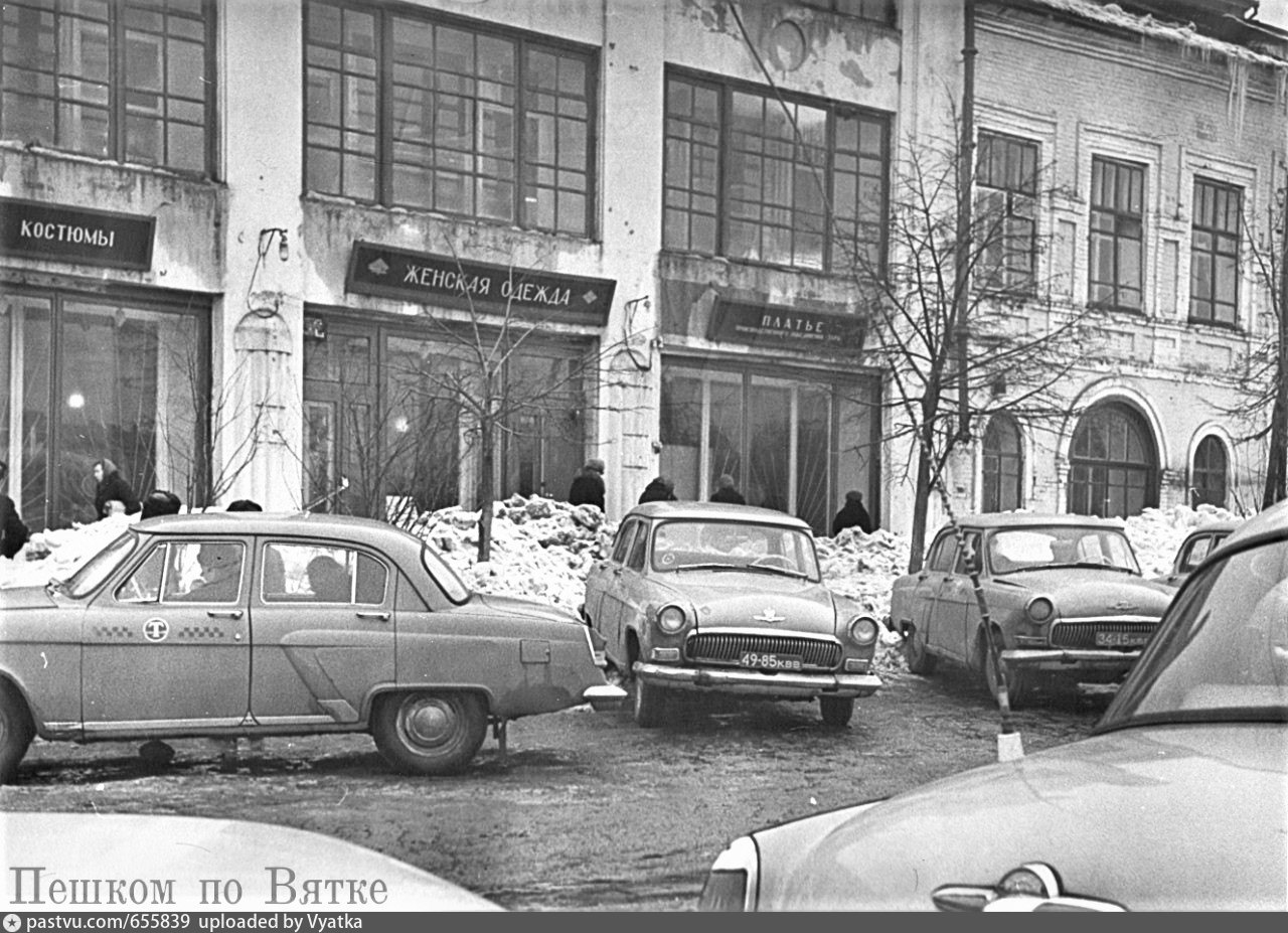 Улица Большевистская Краснодар. Парковка такси 1950 года.