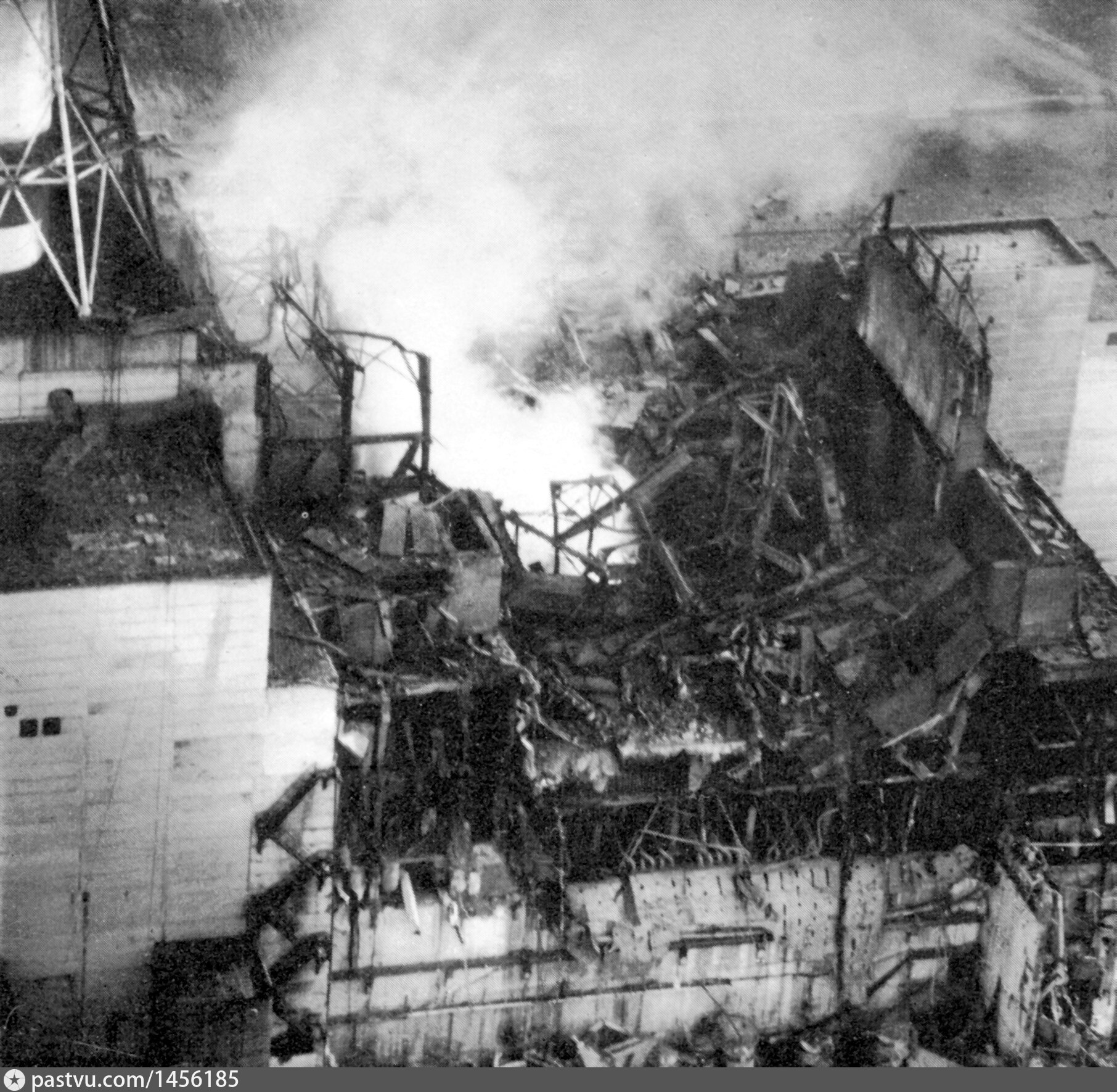 Сколько работала чернобыльская аэс после взрыва. Взорванный 4 энергоблок ЧАЭС. ЧАЭС реактор 1986. Чернобыль 26.04.1986 взрыв. Чернобыльская АЭС после взрыва.