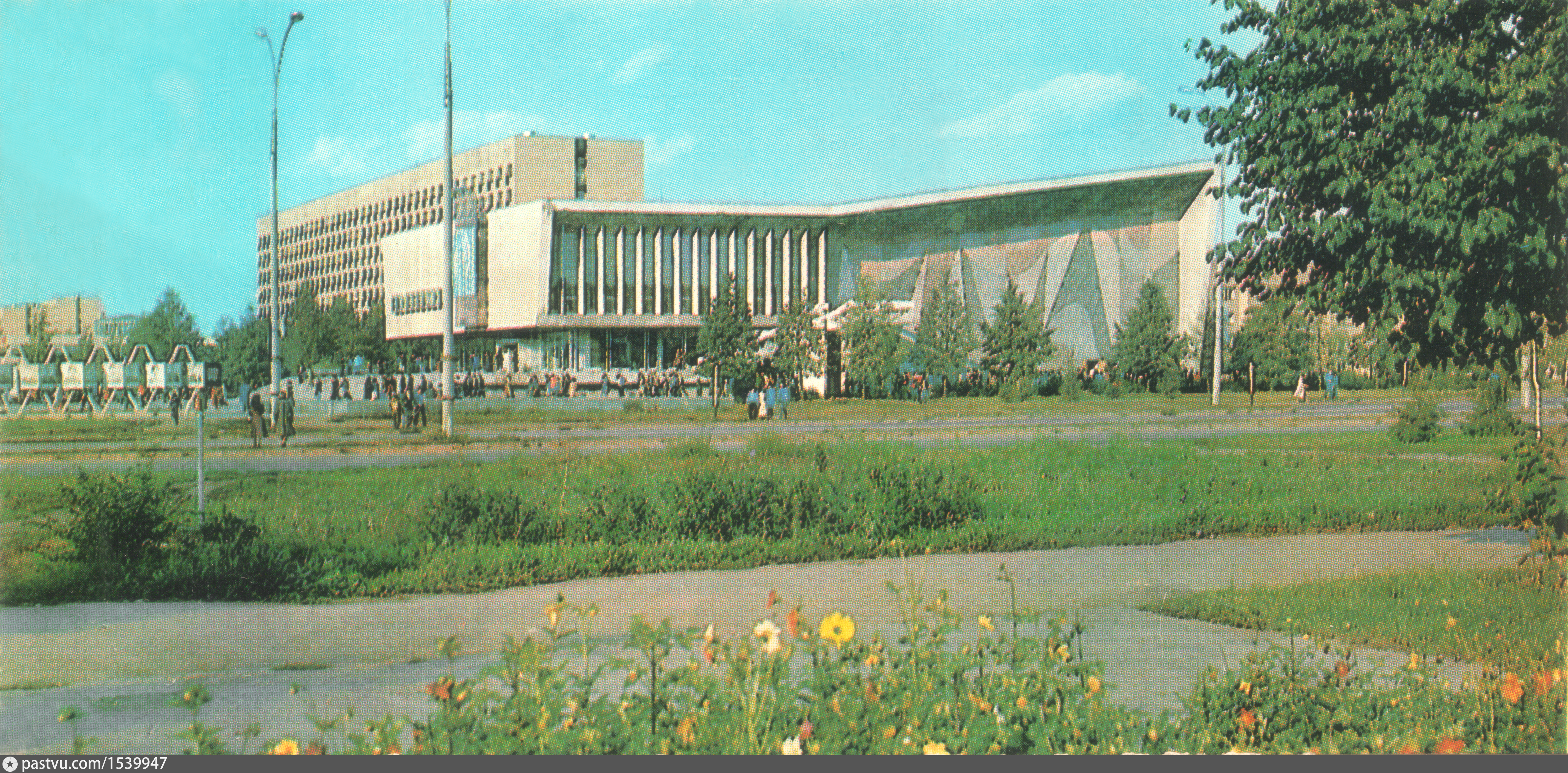 Омск 80. Кинотеатр Сатурн Омск 80-е. Кинотеатр Сатурн Ленинград. Тольятти 1996. Революционная 9 кинотеатр Сатурн Тольятти информация о здании.