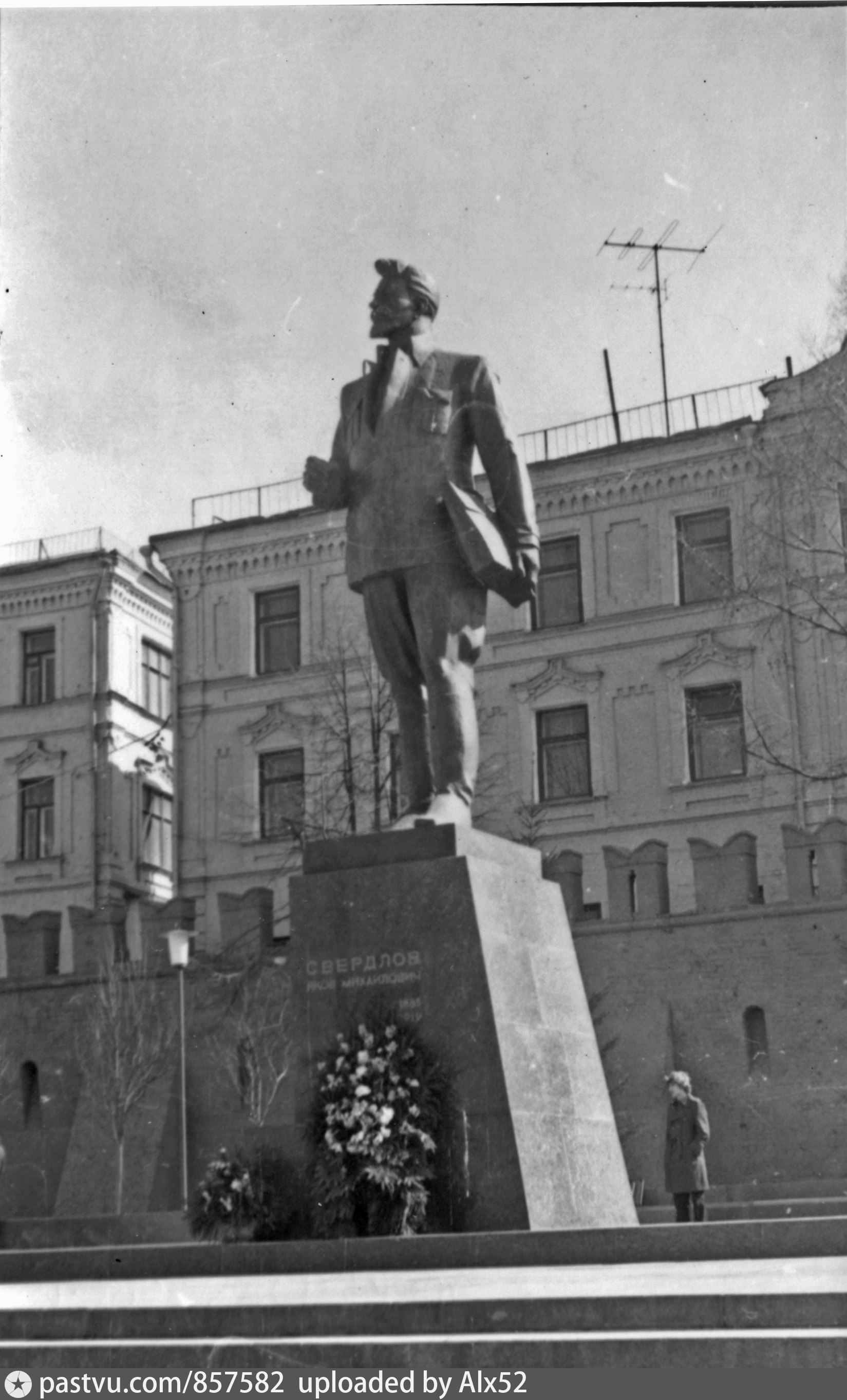 Памятник Свердлова в Москве. Свердлов памятник Москва. Памятник Свердлову на площади Свердлова. Памятник Свердлову Театральная площадь Москва.