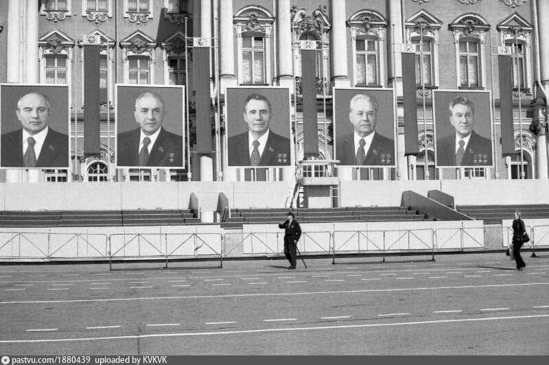 Ленинград 1982 год. Горисполком СССР. Горисполком СССР чб фото. Как выглядел фасад горисполкома в советское время.