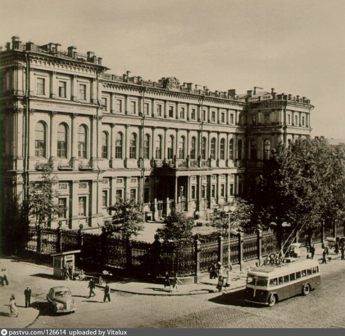 Спб 40. Дворец труда 1920 год в Петербурге. Дворец профсоюзов на площади труда. Дворец, названный николаевским (ныне дворец труда). Николаевский дворец Санкт-Петербург 1980-1981.