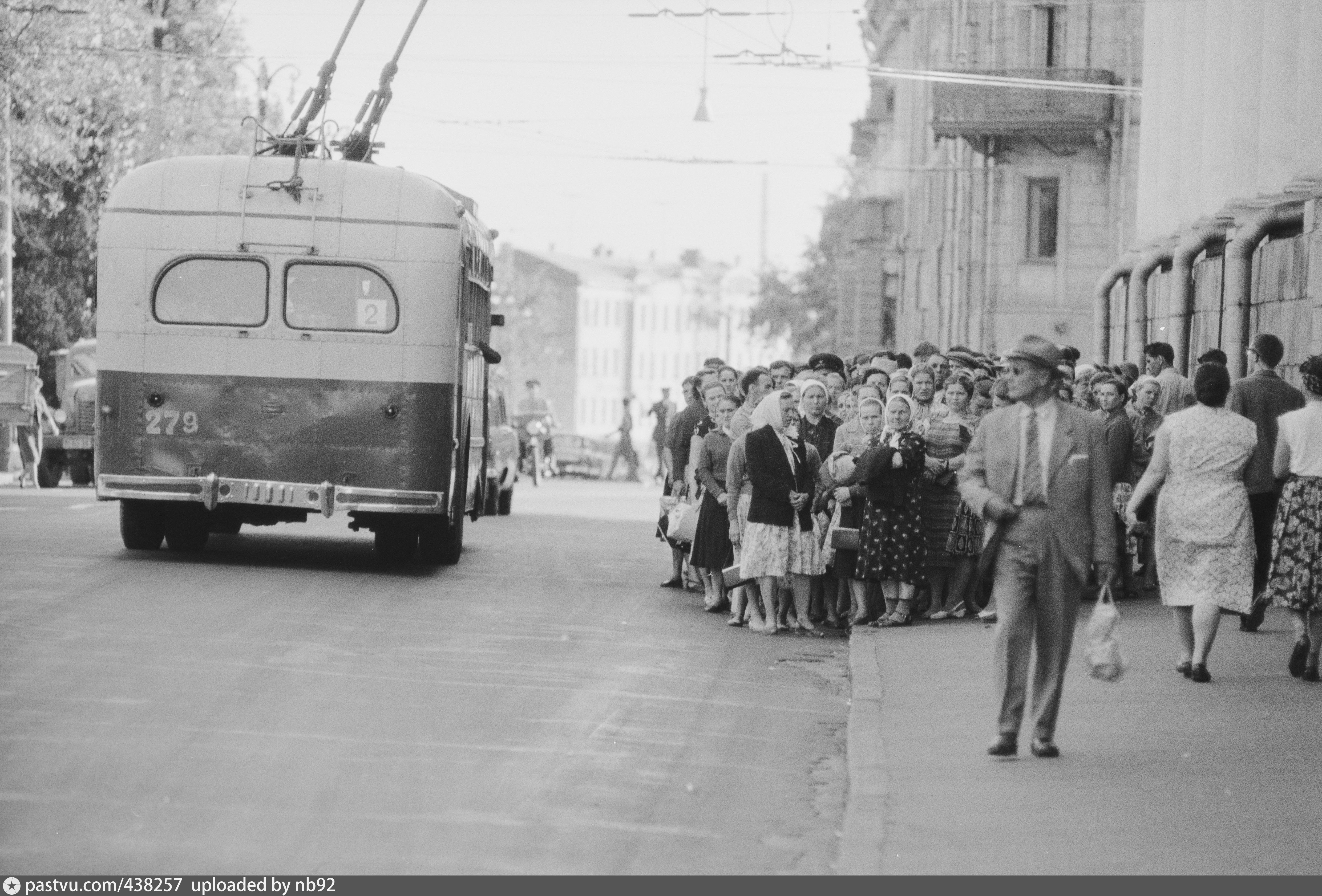 Остановки 60. 1960е СССР люди. Москва в 1960-е годы. Троллейбус 60 е года Москва. Московский троллейбус 1960.