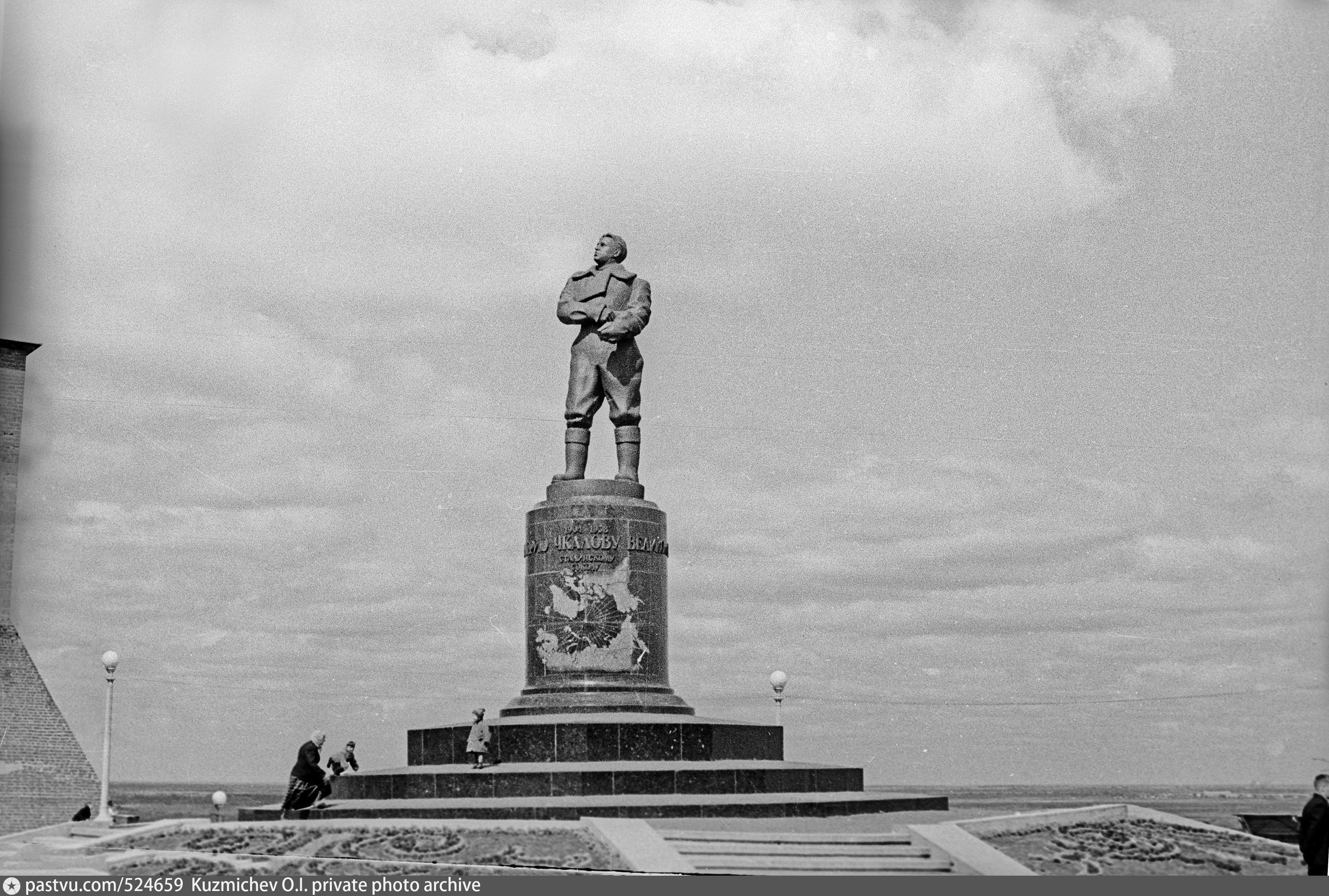 памятник чкалову в нижнем новгороде фото