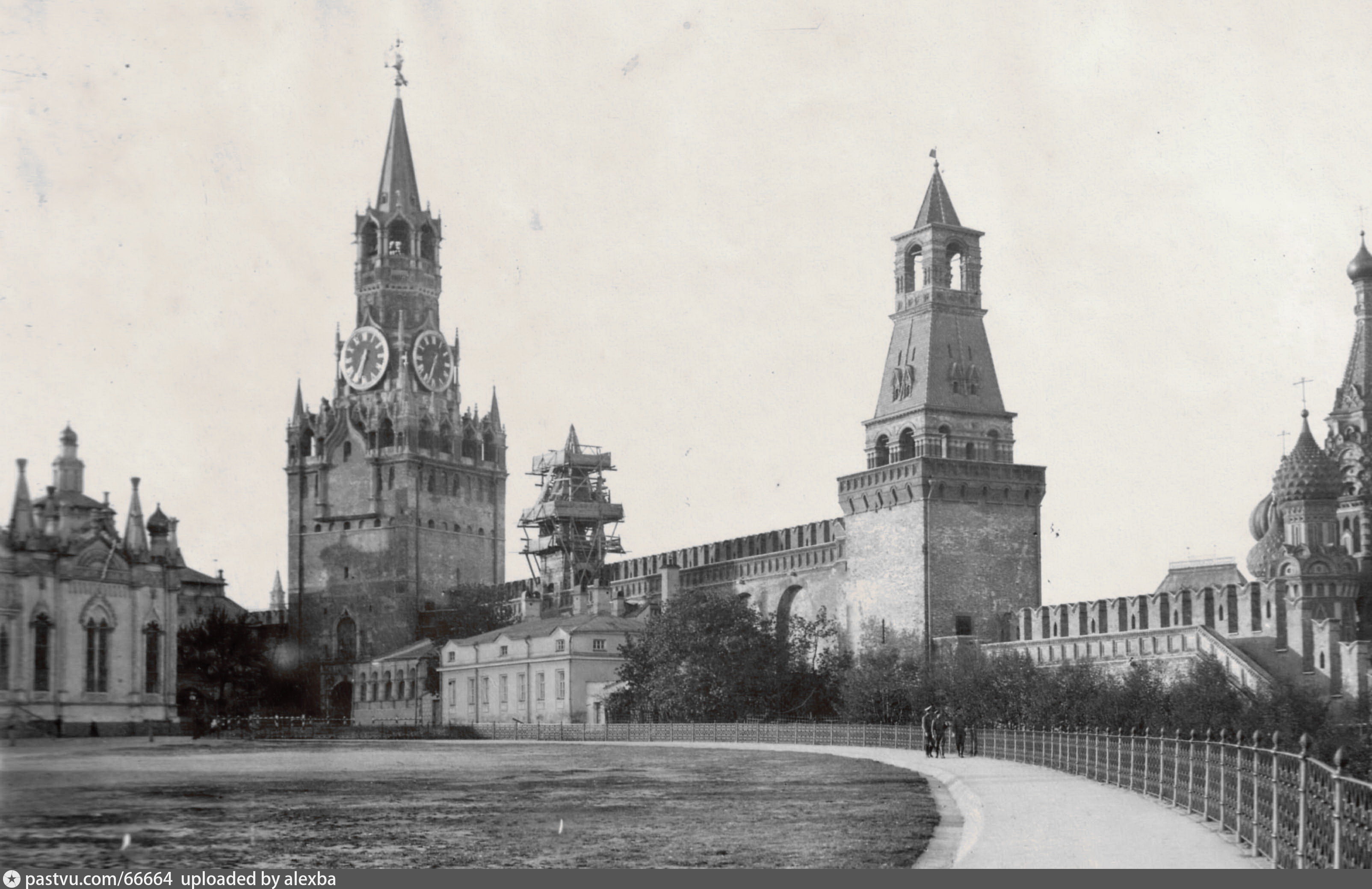 Москва стала столицей ссср в году. Московский Кремль 1918 года. Спасская башня 1918. Москва 100 лет назад Кремль. Спасская башня Кремля.