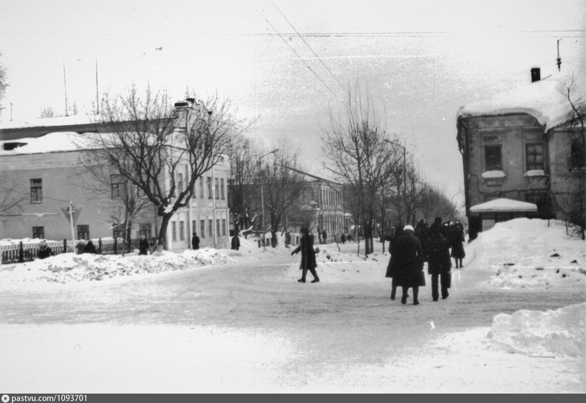 Архив улица. Улица Коммуны 1995 год. Старые фотографии улицы Коммуны. Улица Володарского старые фотографии. Улица Володарская Самара 1960.