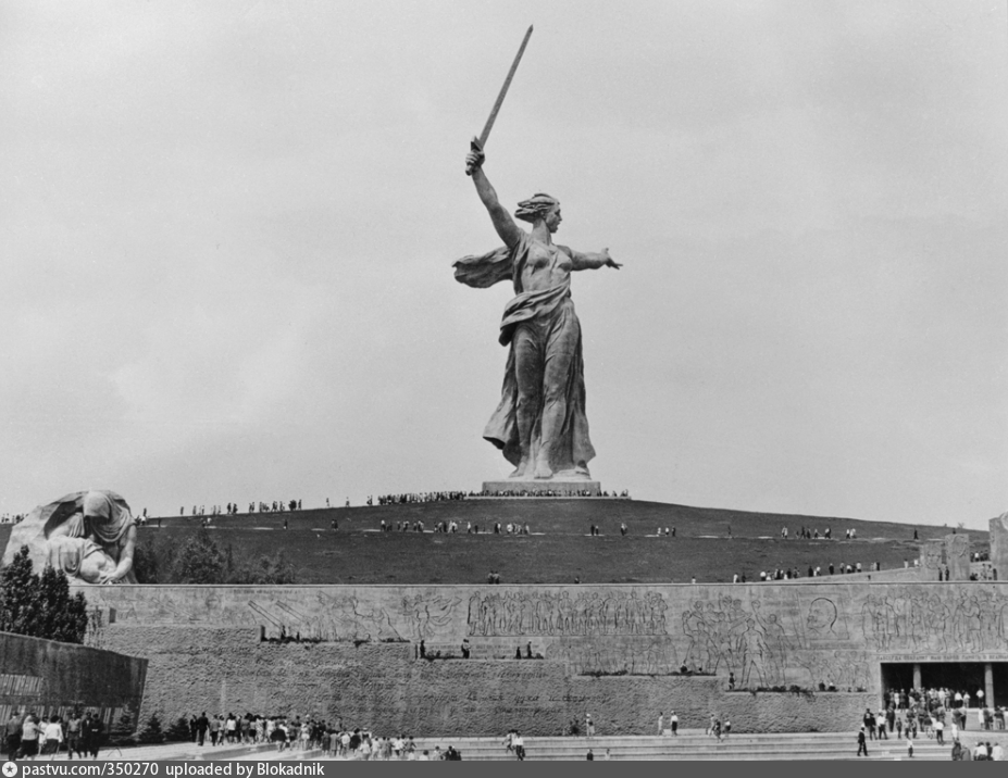 Мать родина в волгограде черно белое фото