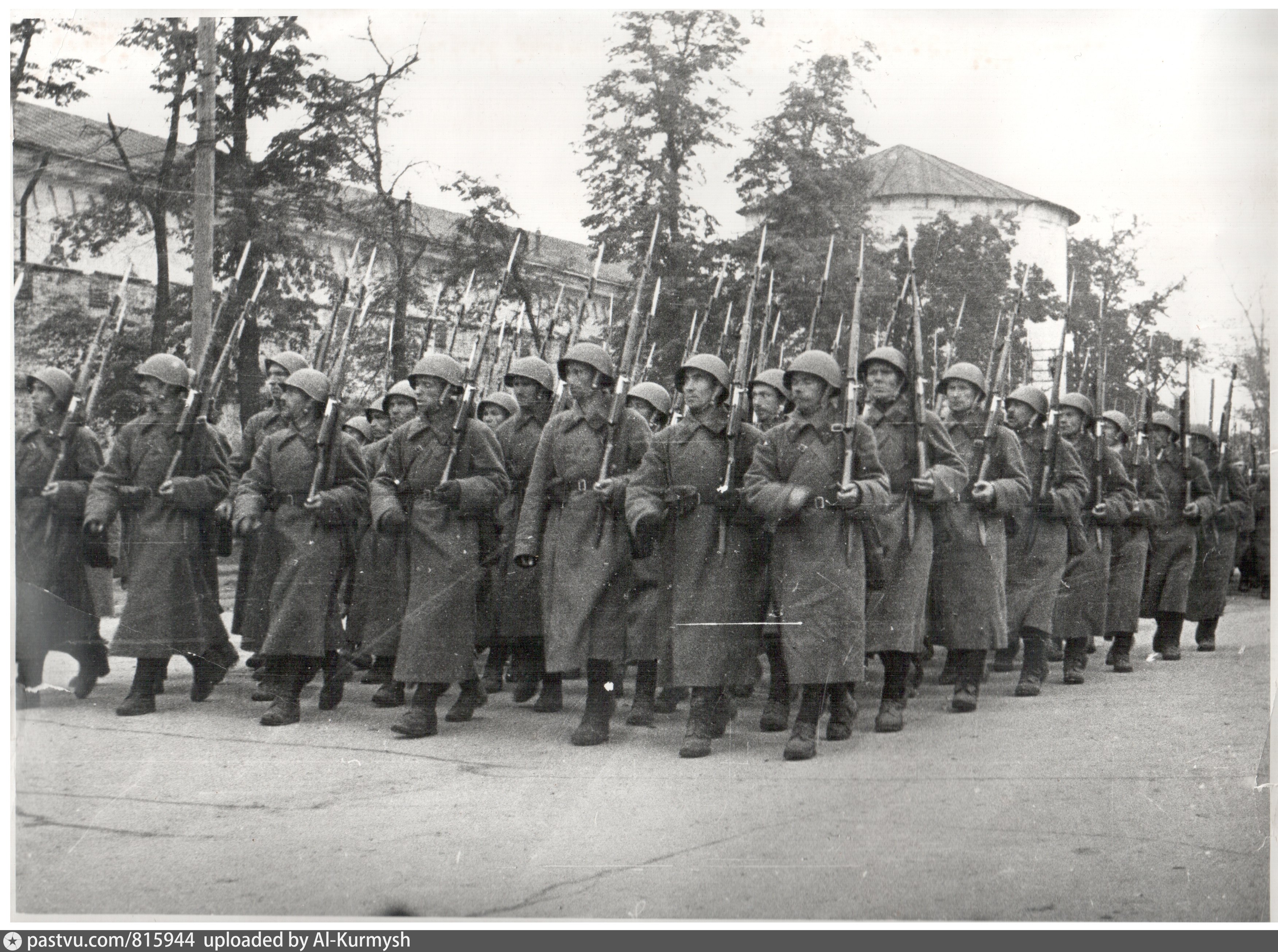 Какие войска были в великой отечественной. Стрелковые дивизии РККА 1941-1945 годы. Стрелковый полк ВОВ 1941. Добровольцы уходят на фронт 1941. Нижний Новгород в 1941 году.