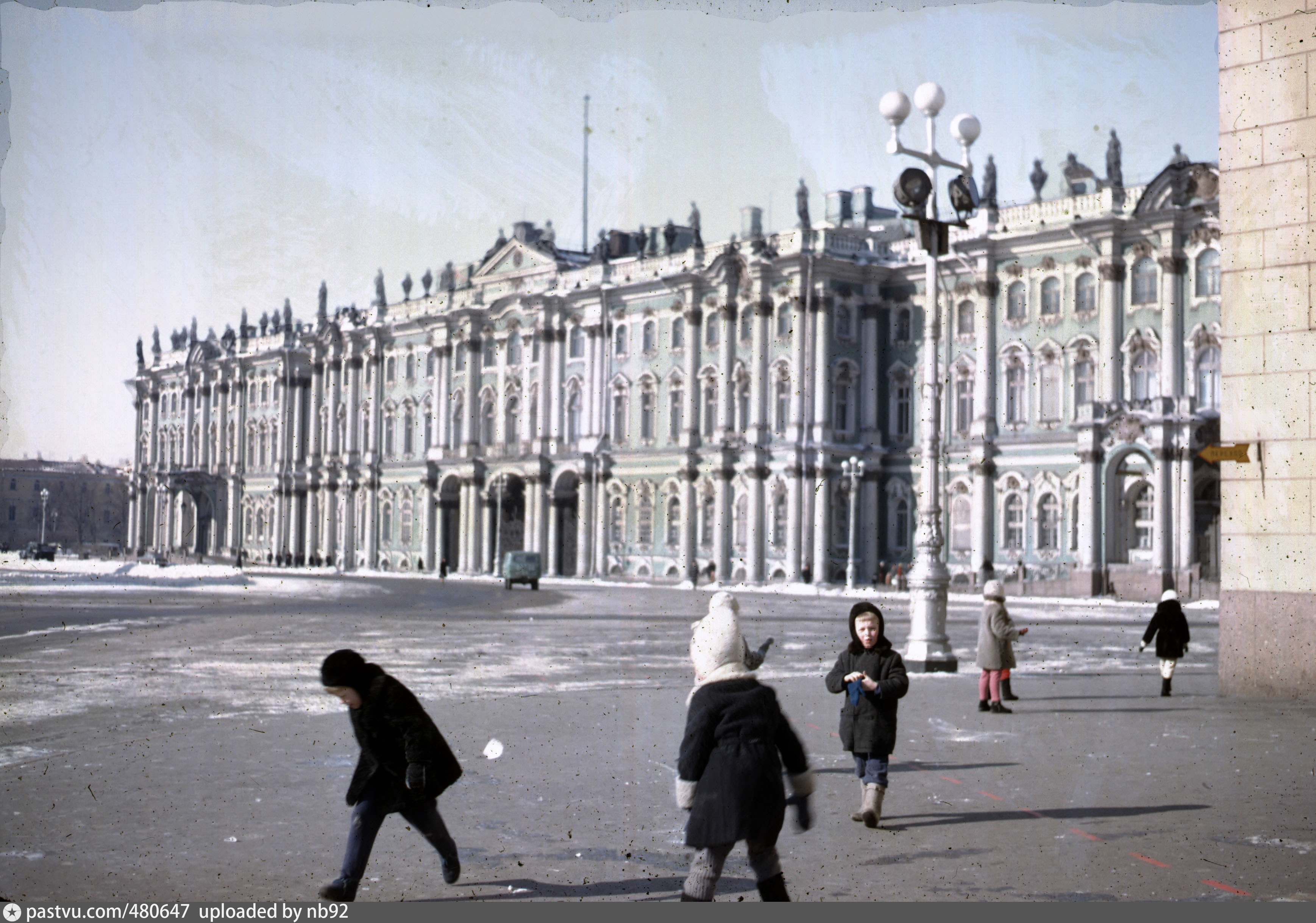 Фото 1966 год. Дворцовая площадь зимой Ленинград. Ленинград 1960 г зима. Дворцовая площадь СССР 80 годы. Ленинград зимой в СССР.