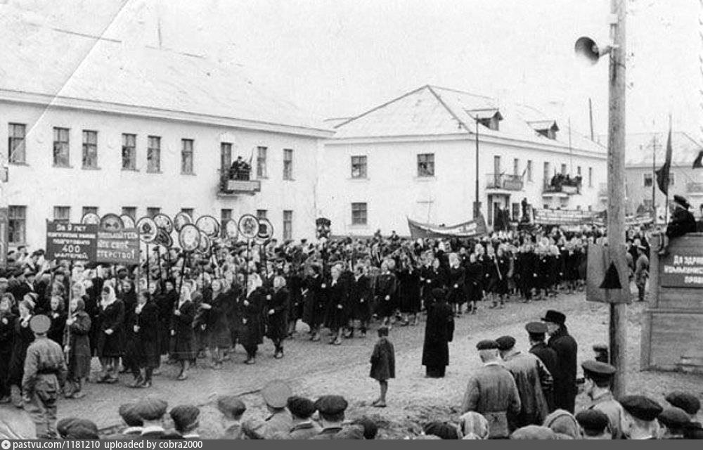 В каком году октябрьская. Ревда Свердловская область 1950. Архив Ревда Свердловской области. Ревда Свердловской области Старая школа. Ревда 1917 год.