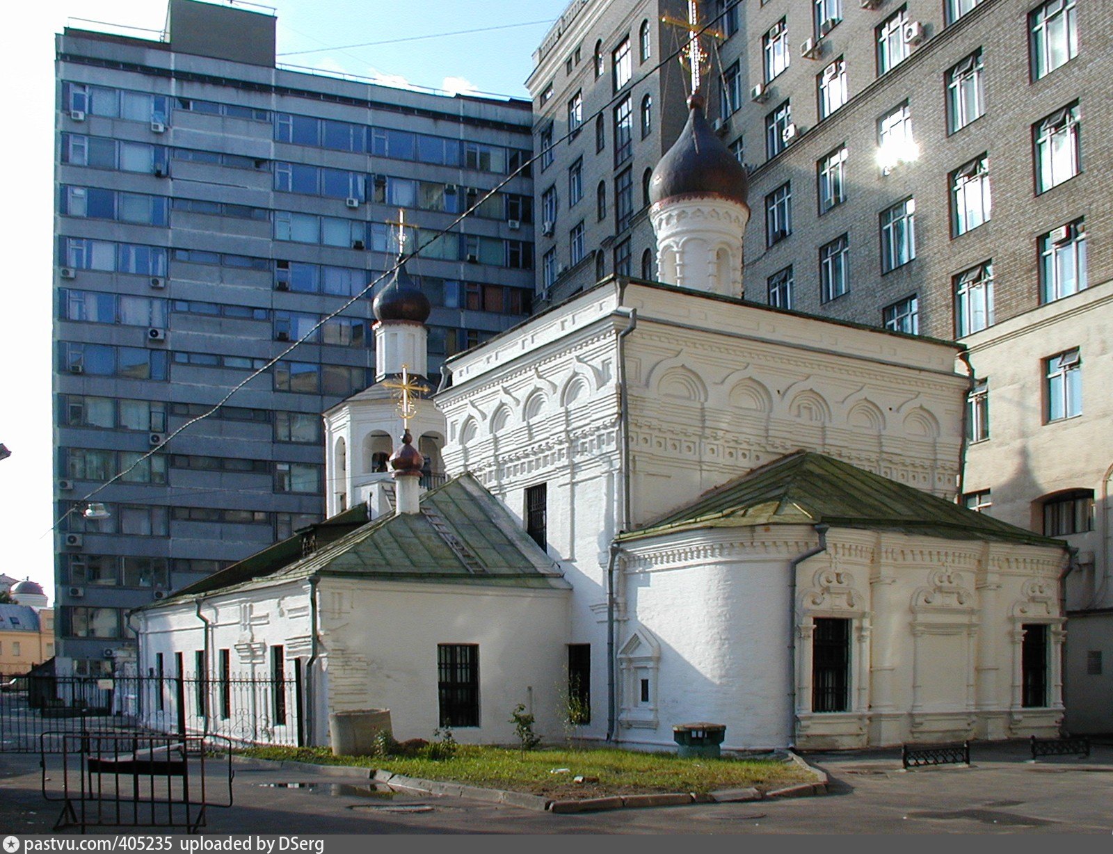 Храмы москвы архангел. Храм Архангела Михаила средний Овчинниковский переулок. Церковь Архангела Михаила в Овчинниках, Москва. Церковь Церковь Архангела Михаила в Овчинниках. Храм Архангела Михаила на Новокузнецкой.