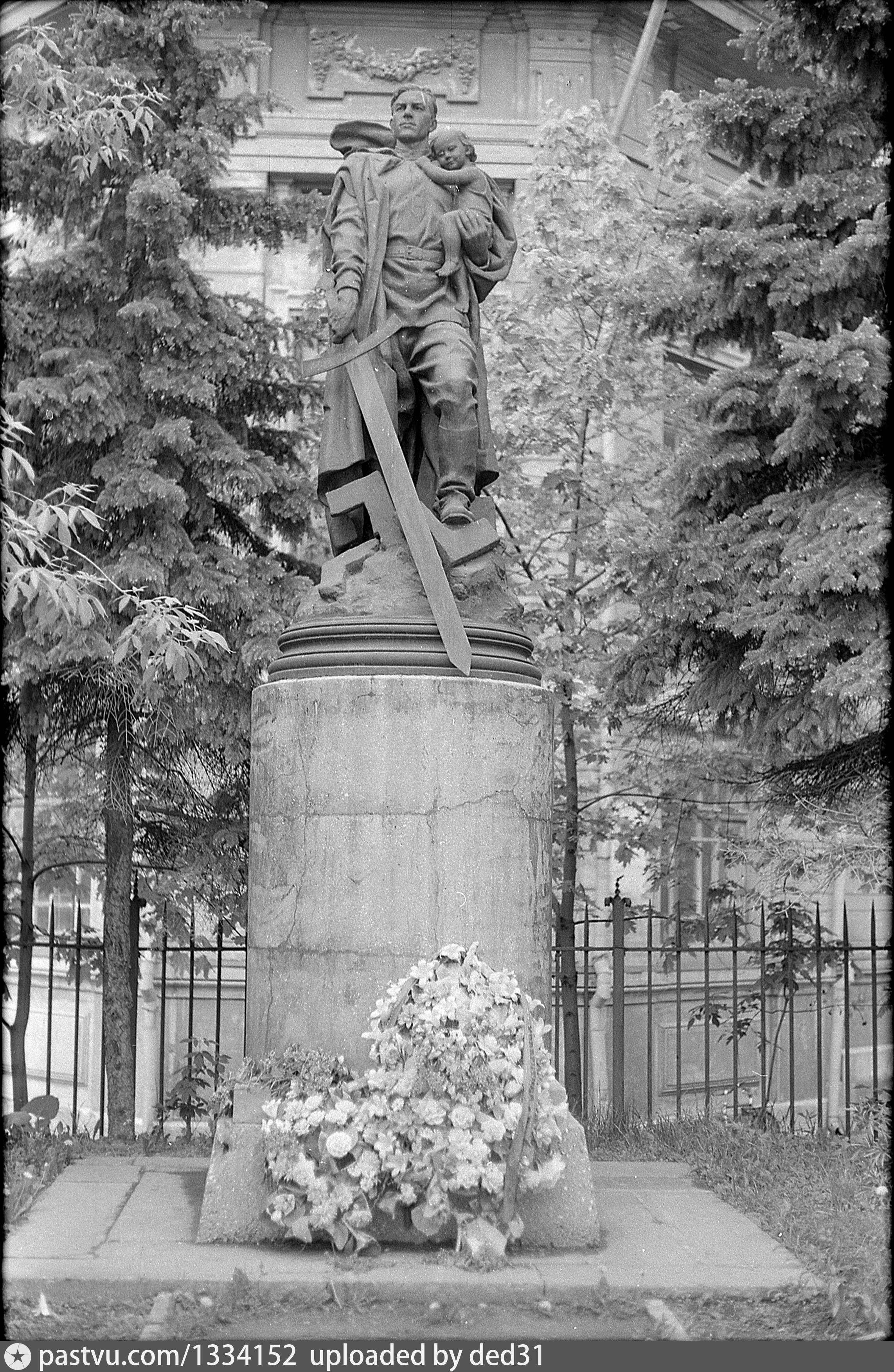 Воин освободитель серпухов. Памятник освободителю Серпухов. Старый памятник воину освободителю. Памятник освободителю железнодорожникам. Памятник освободителям Ильинская.