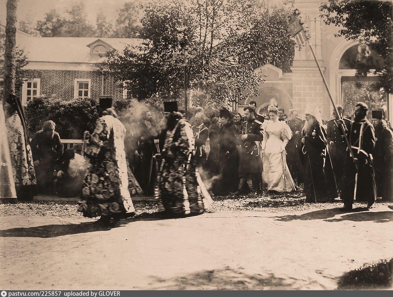 Рпц царская империя. Николай II В Троице-Сергиевой Лавре. Николай 2 в Коломне. Николай 2 с семьей в Лавре Сергиев Посад. Царь Николай 2 и Церковь.