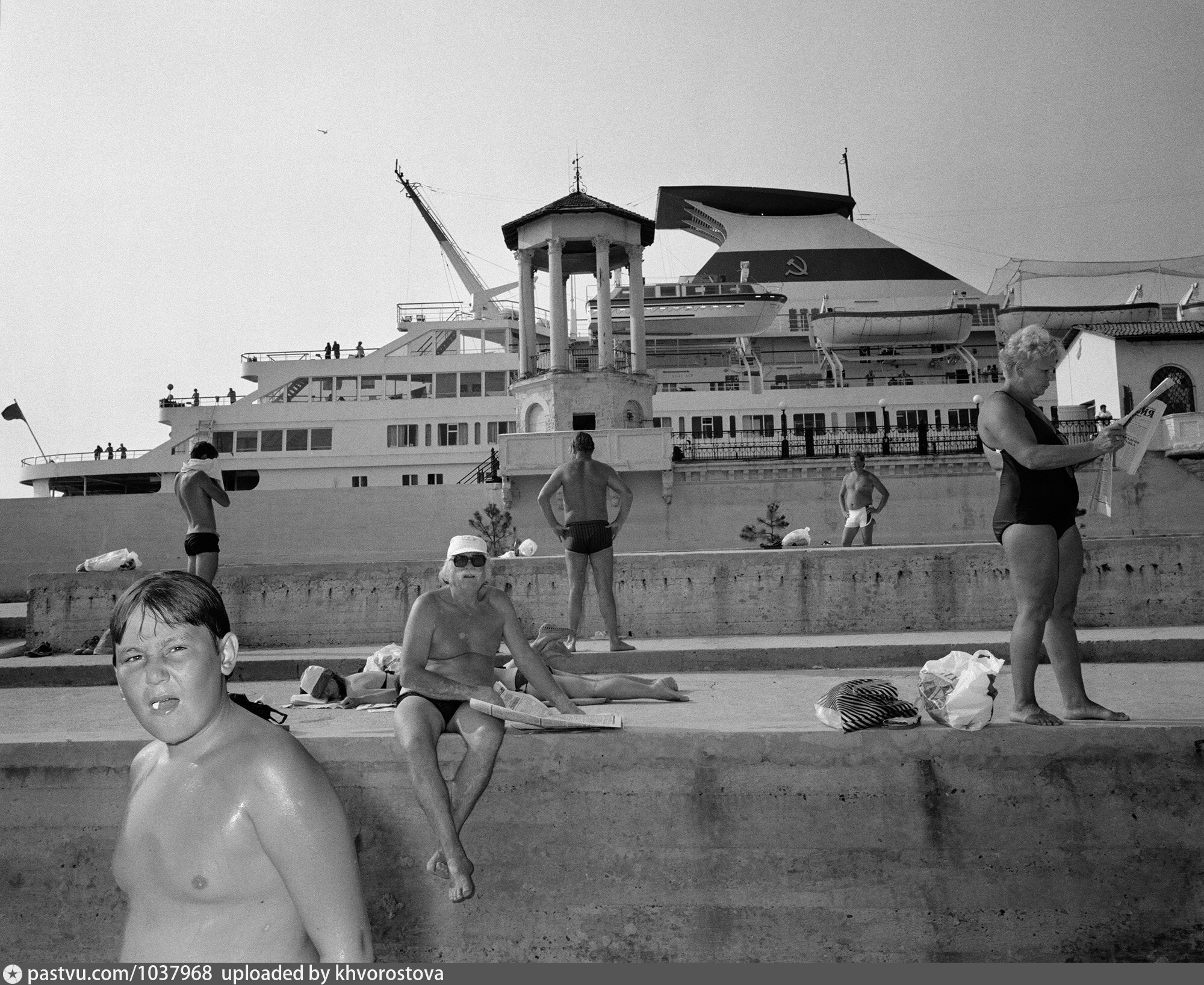 На пляже 1988. Сочи 1988 год. Сочи — Российская Ривьера 1988 года в фотографиях Карла де Кейзера. Фотограф Карл де Кейзер. Советский санаторий в Сочи 80х.