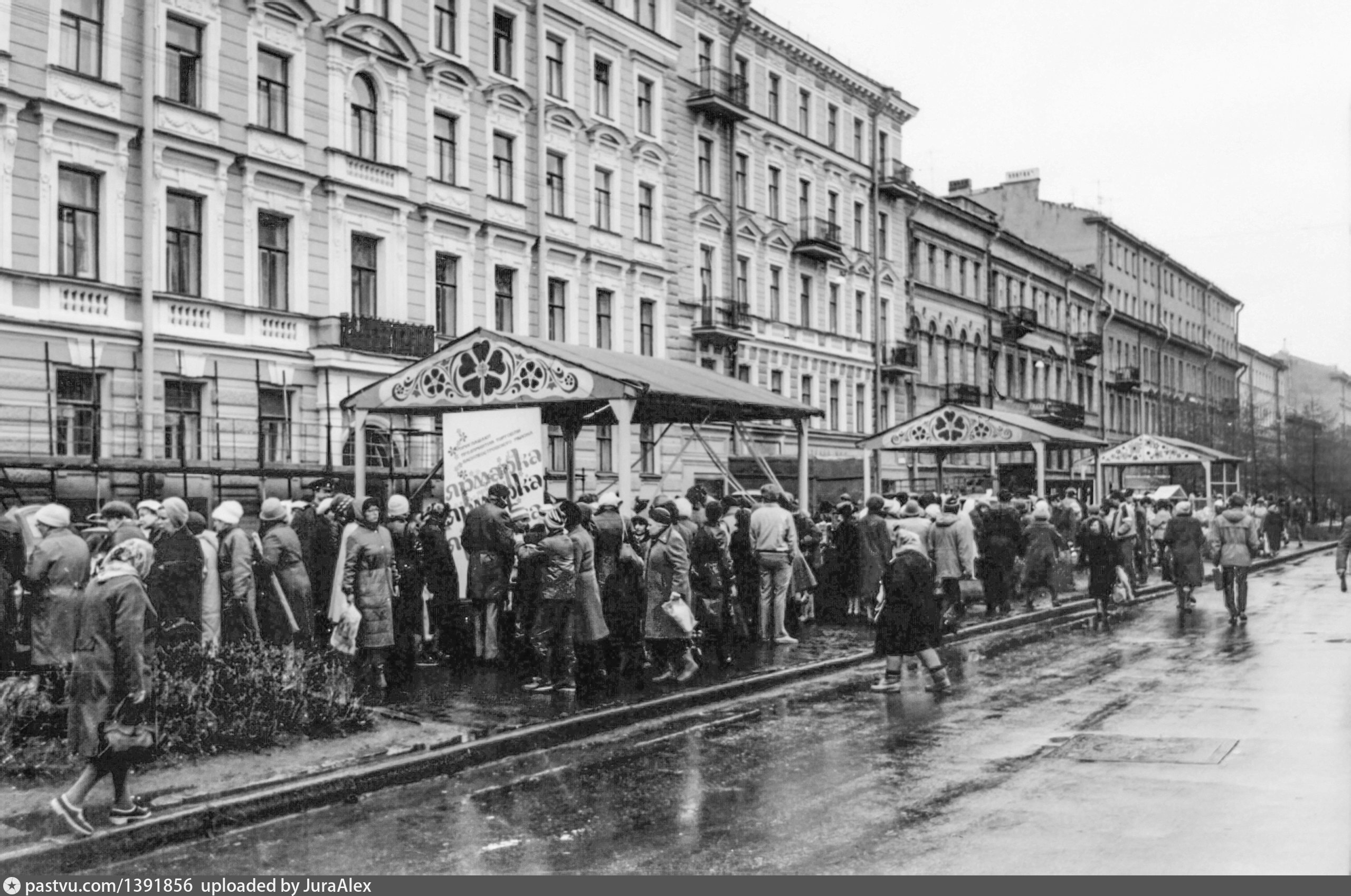 У метро василеостровская