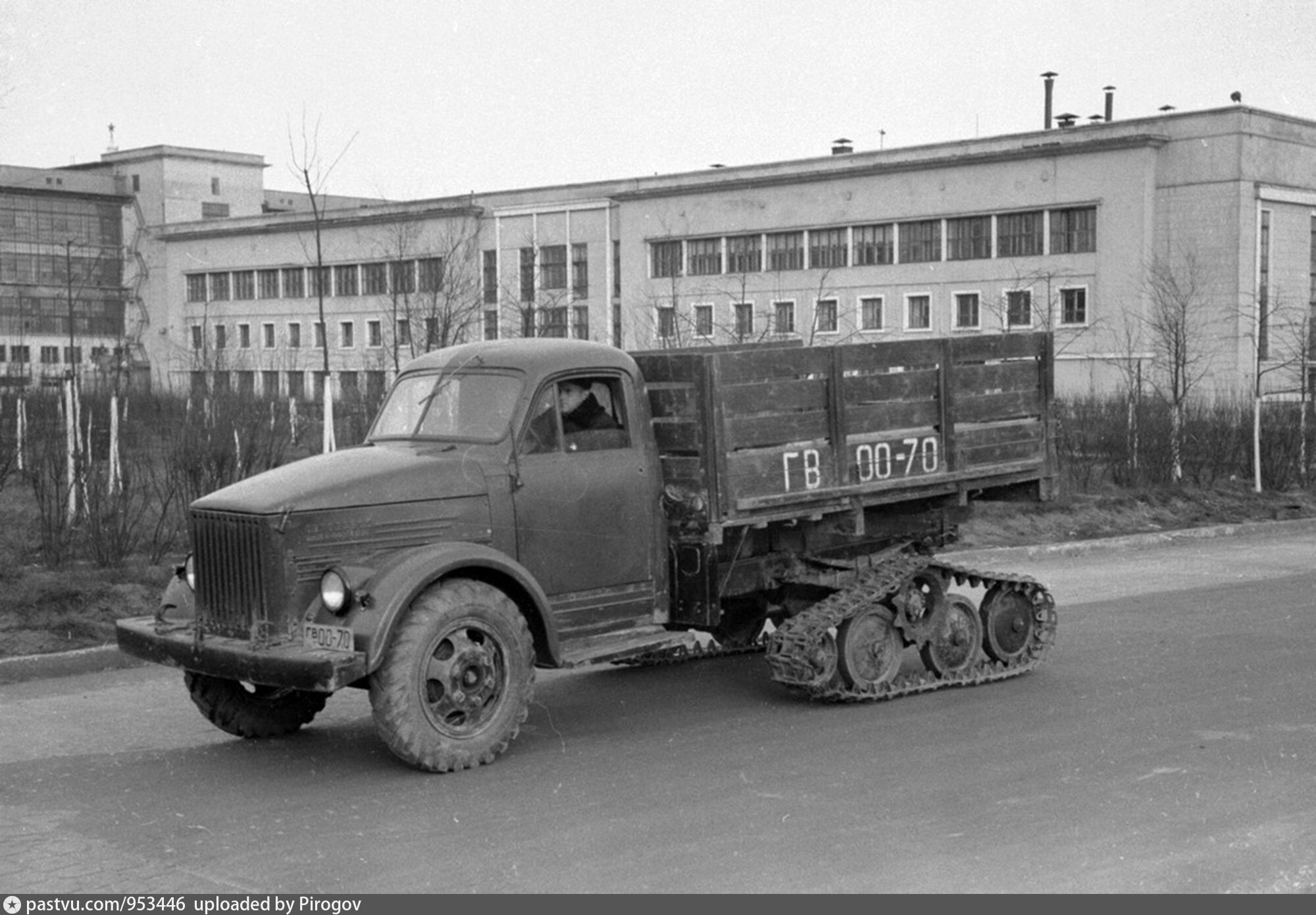 История 63. ГАЗ-51 грузовой. ГАЗ-51 полугусеничный. Полугусеничный автомобиль ГАЗ 51. ГАЗ 51 водовозка.