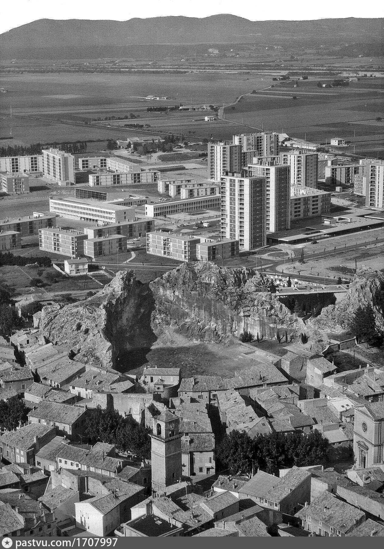 Pierrelatte. Vue aérienne d'une partie de la ville et des nouveaux